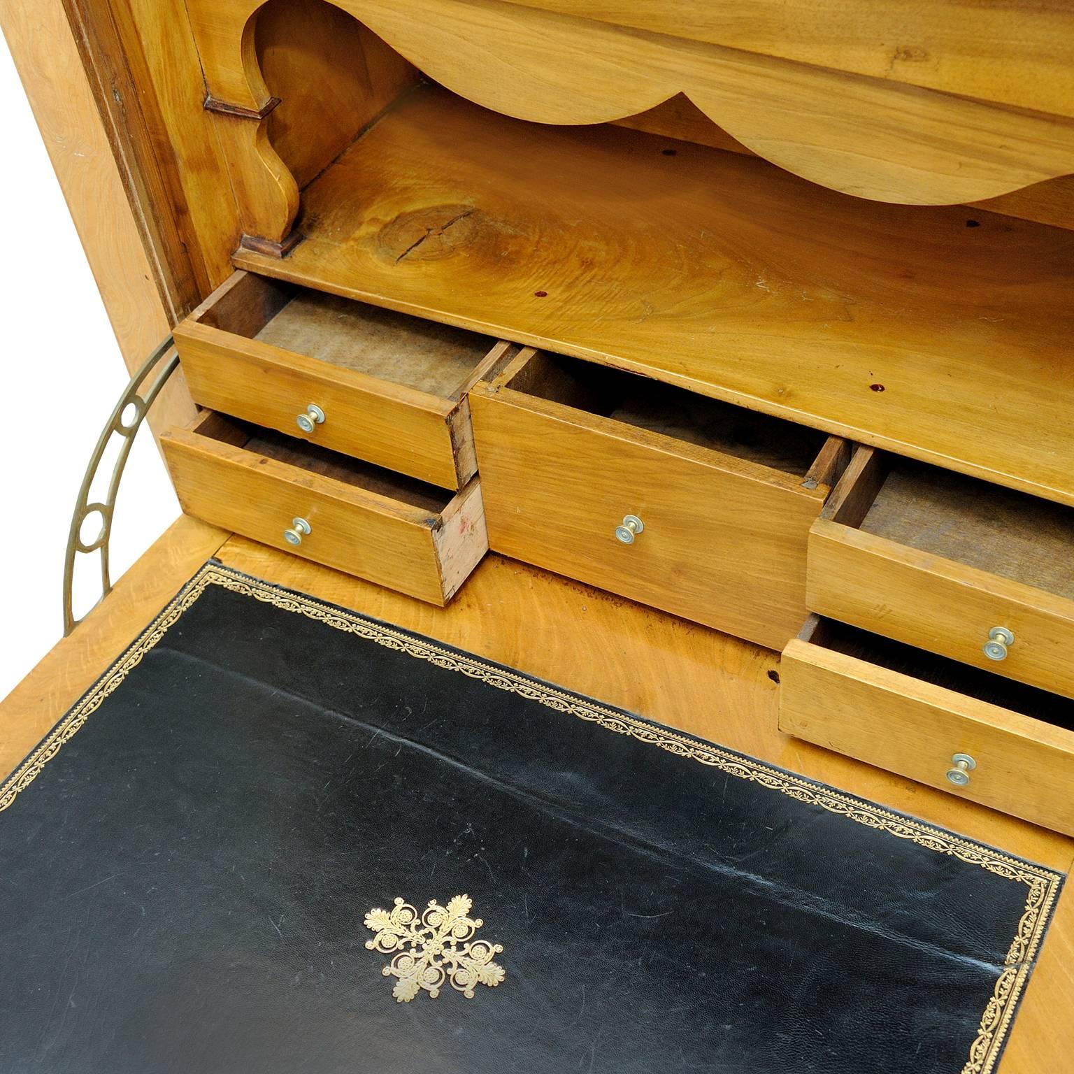 French Early 19th Century Dry Burr Ash Secretaire Bureau, circa 1830 In Good Condition For Sale In Tetbury, Gloucestershire