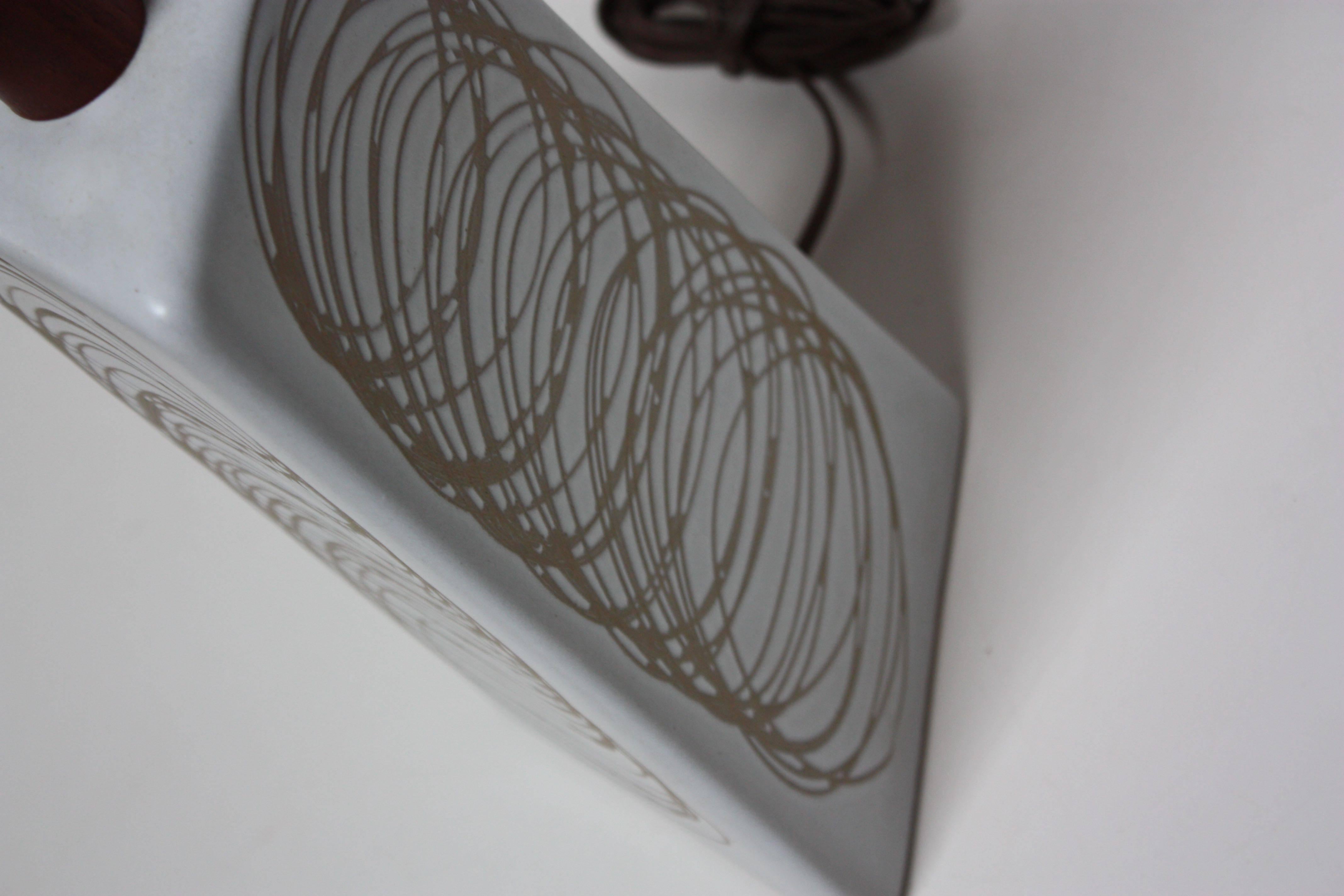 Dreieckige Martz-Tischlampe mit kreisförmigem Sgraffito-Muster (Keramik) im Angebot