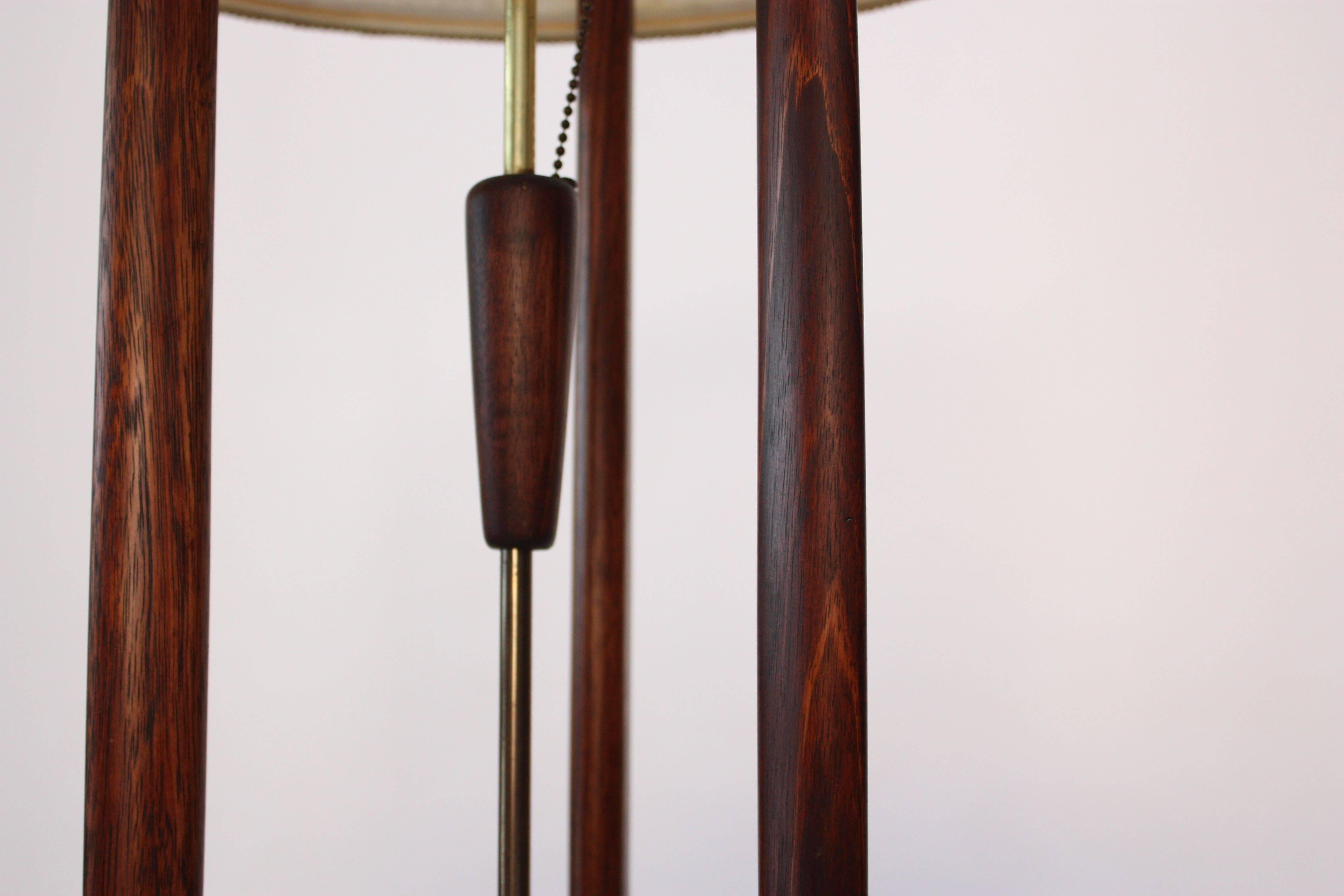 Mid-Century Modeline Stained Walnut and Brass Floor Lamp In Good Condition In Brooklyn, NY