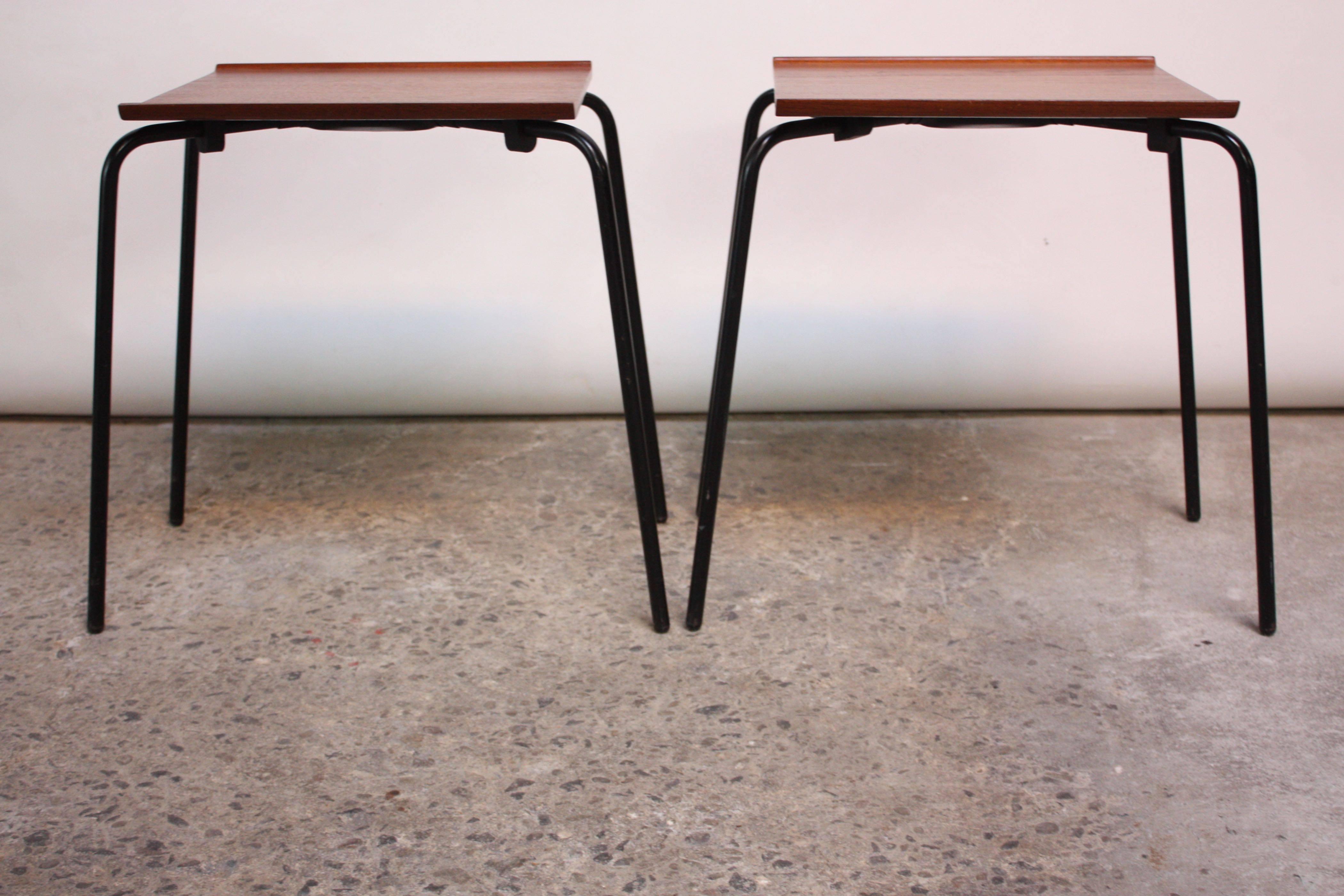 Mid-Century Modern Paire de tables empilables danoises en teck et métal attribuées à Fritz Hansen en vente