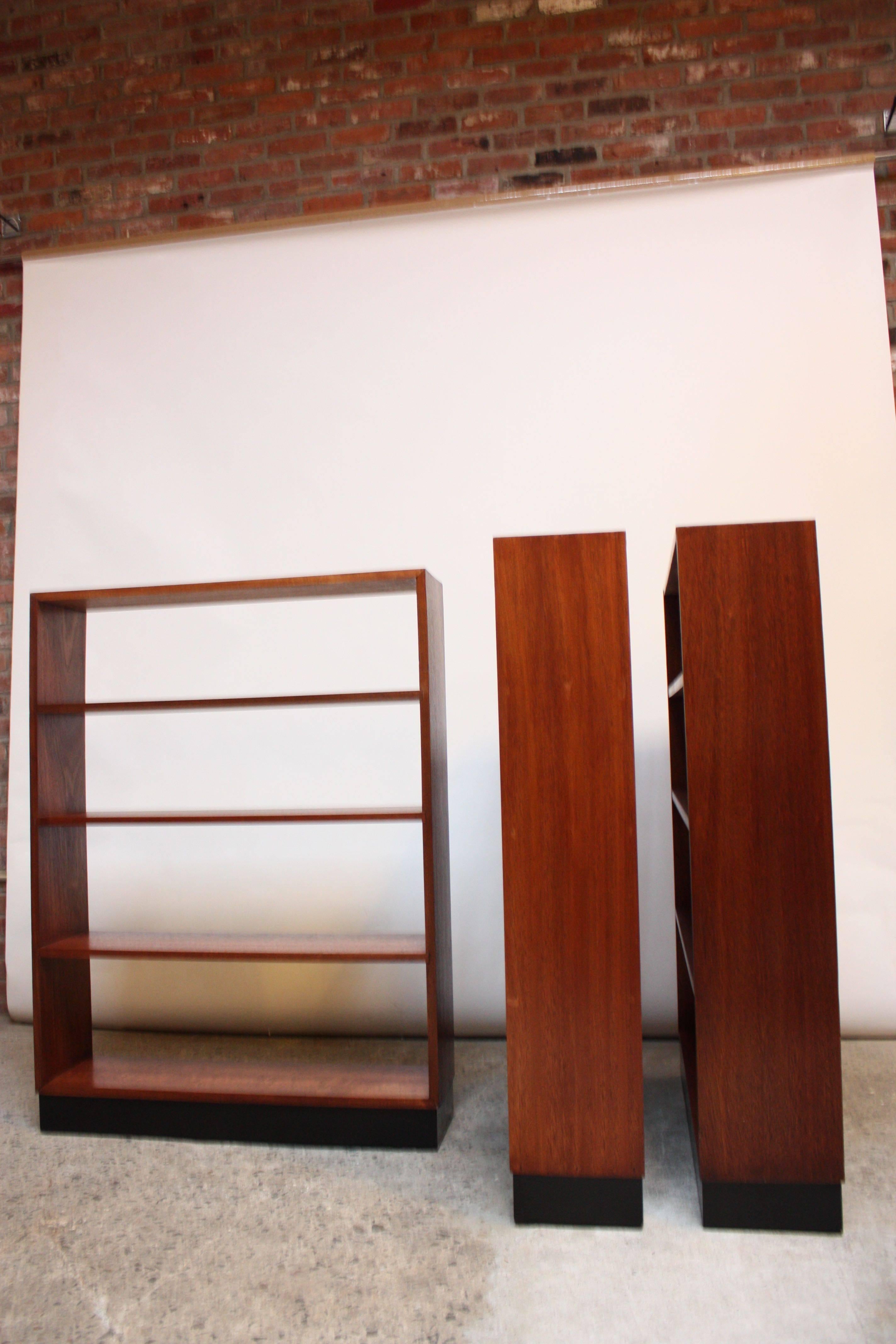 Mid-Century Custom Mahogany Book Shelves with Ebonized Plinth Bases In Good Condition In Brooklyn, NY