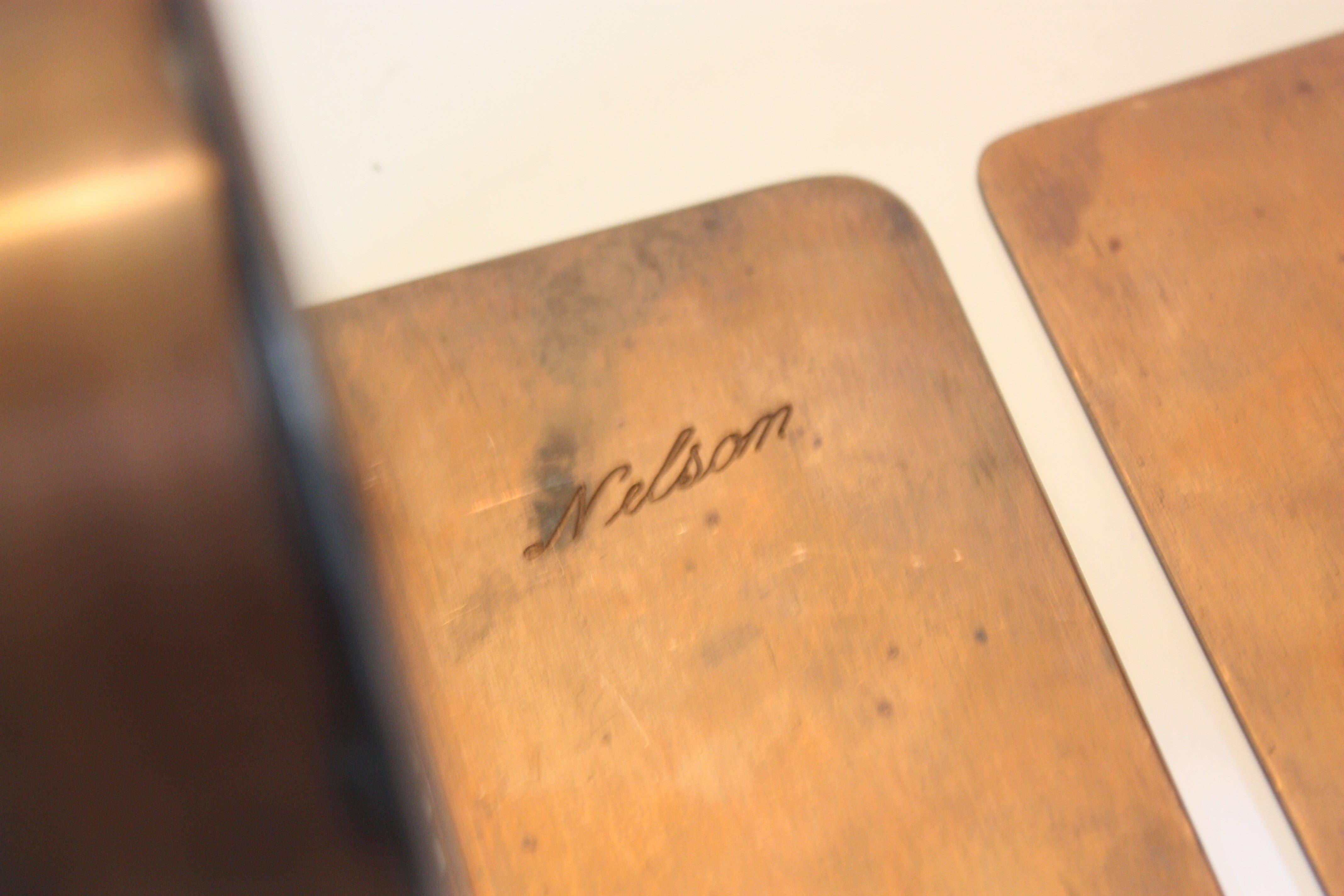Moderne Buchstützen aus Kupfer und Zinn aus der Mitte des Jahrhunderts, signiert Nelson im Angebot 4