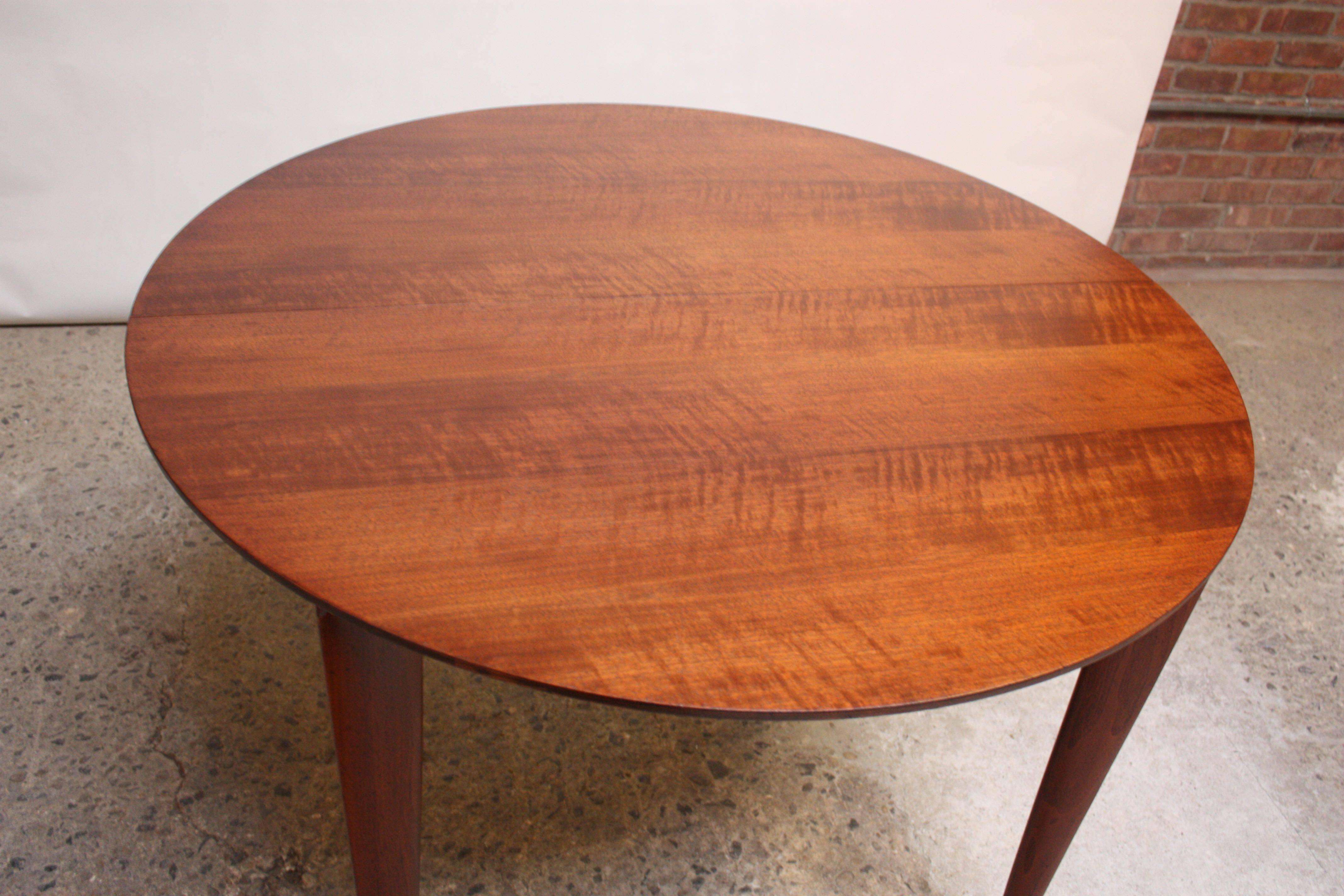 Gio Ponti Italian Walnut Dining Table for Singer & Sons In Good Condition In Brooklyn, NY