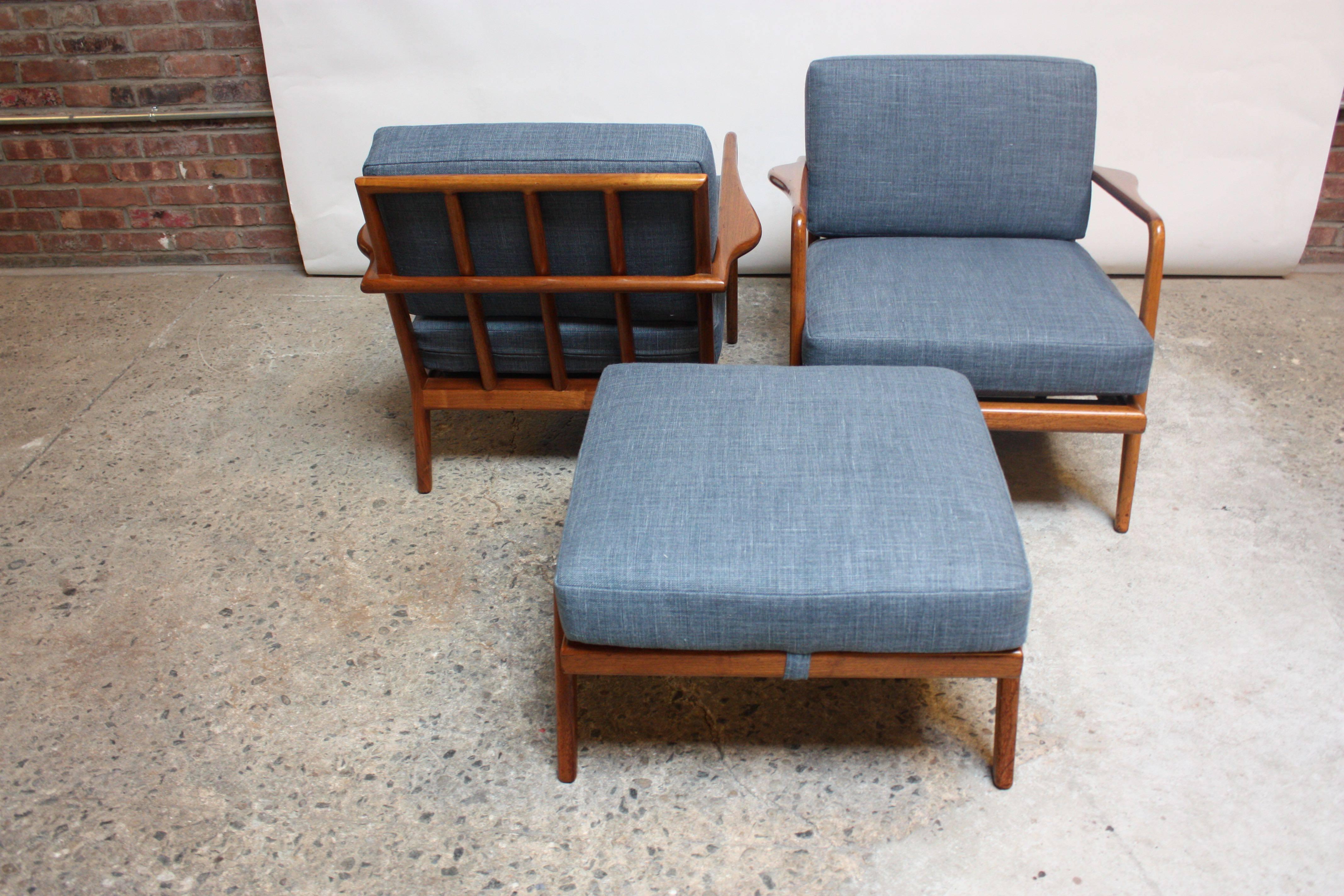 Pair of Mid-Century Walnut Armchairs and Ottoman by Mel Smilow In Excellent Condition In Brooklyn, NY