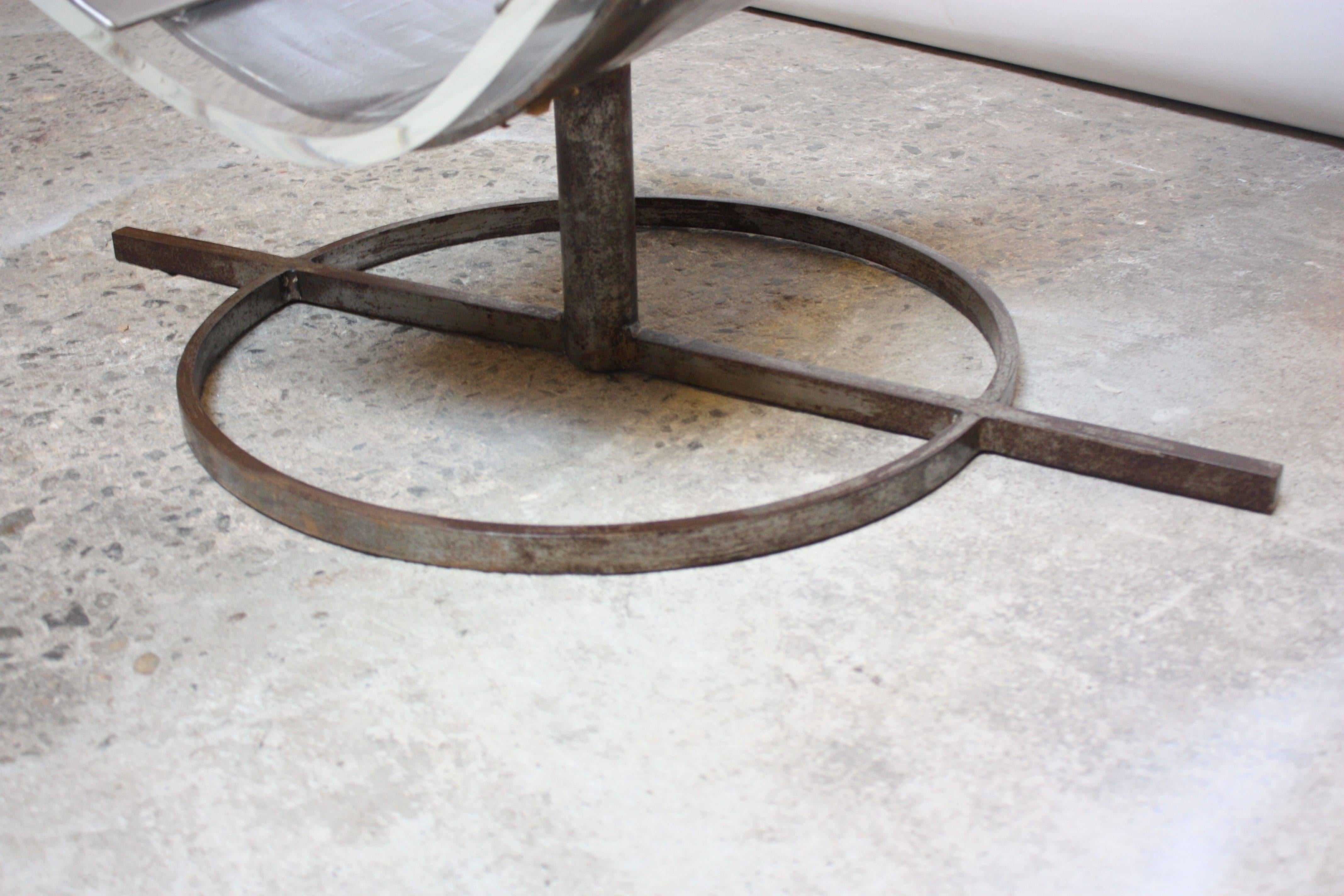 Prototype de chaise longue française en lucite et acier du milieu du siècle dernier en vente 1