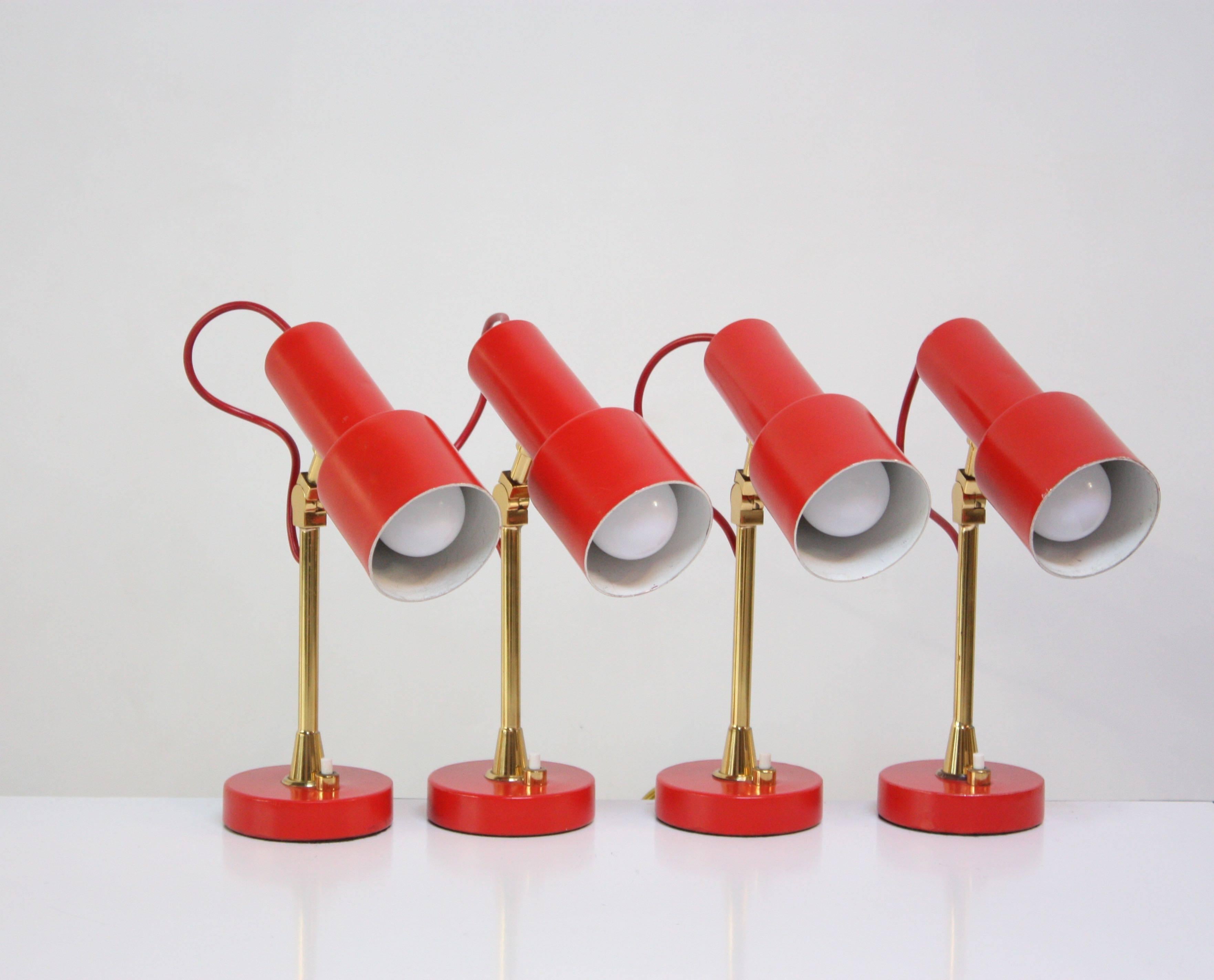Diese kleinen, verstellbaren Stilux-Tischlampen befinden sich im Originalzustand und haben ihre rote Originalfarbe und alle massiven Messingbeschläge (Schrauben) behalten. Sie wurden komplett neu verkabelt und sind einsatzbereit. Sie stammen aus dem