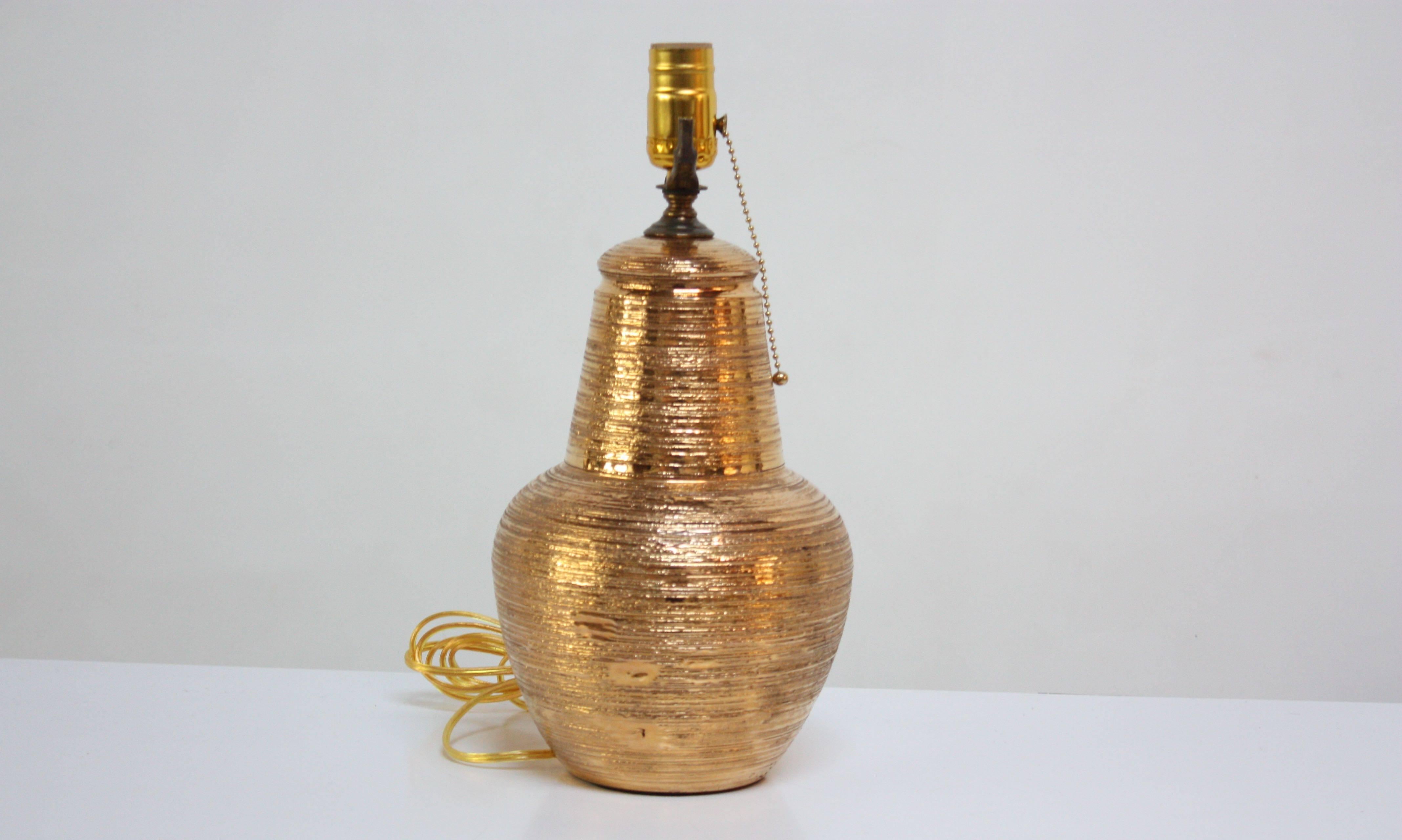 Italienische Keramik-Tischlampe in strukturierter Goldglasur (Hollywood Regency) im Angebot