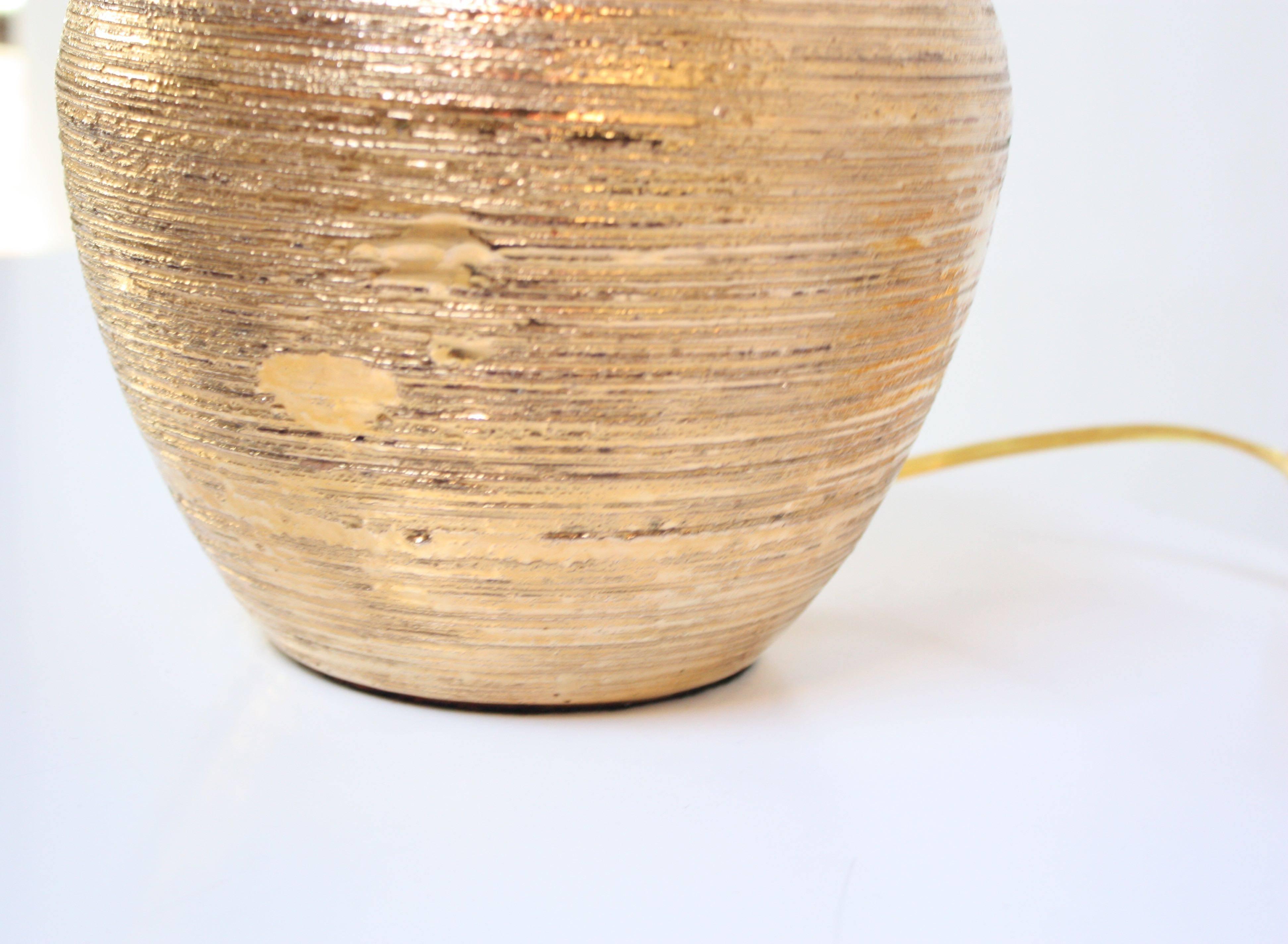 Italienische Keramik-Tischlampe in strukturierter Goldglasur im Zustand „Gut“ im Angebot in Brooklyn, NY