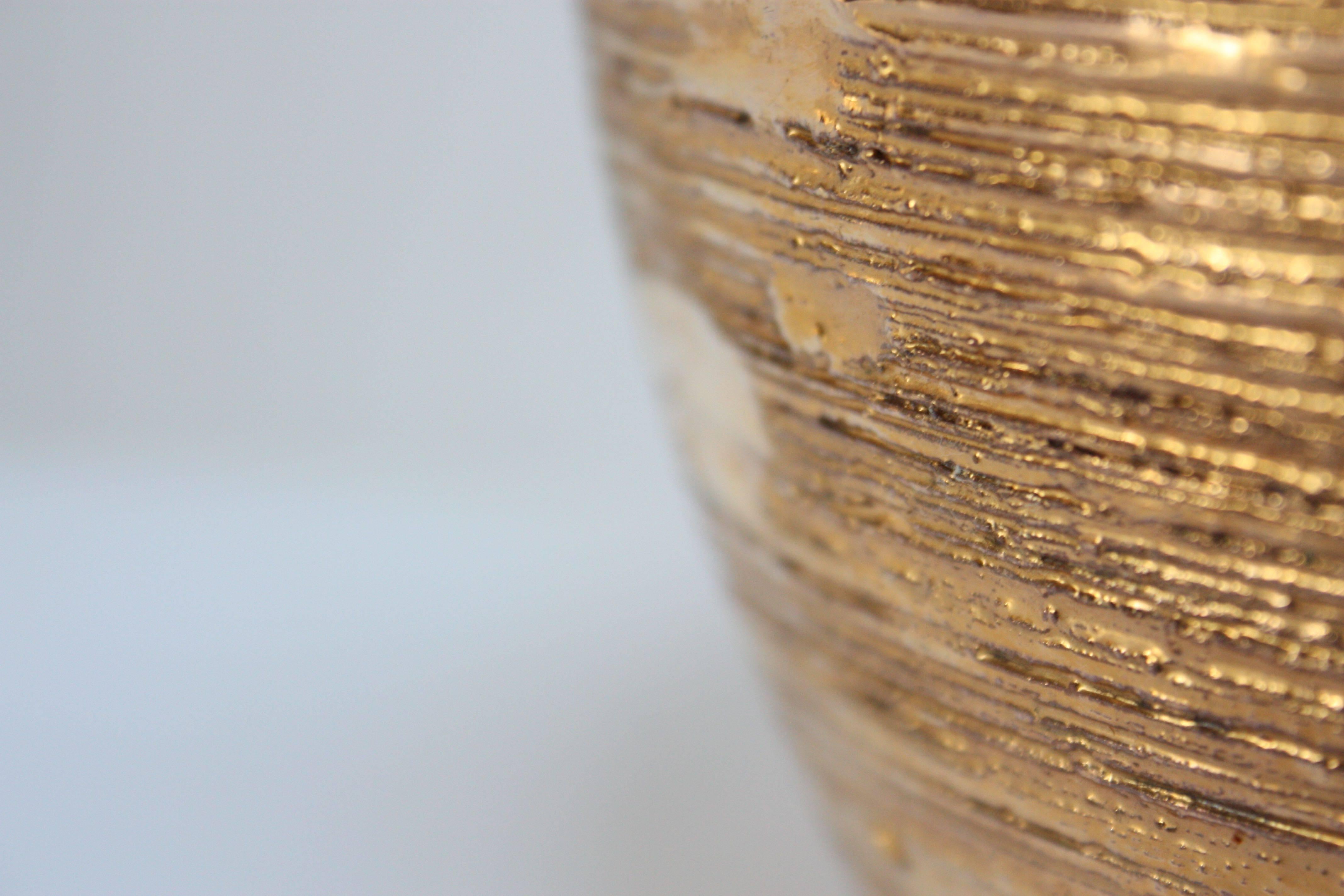 Fin du 20e siècle Lampe de table en céramique italienne à glaçure dorée texturée en vente