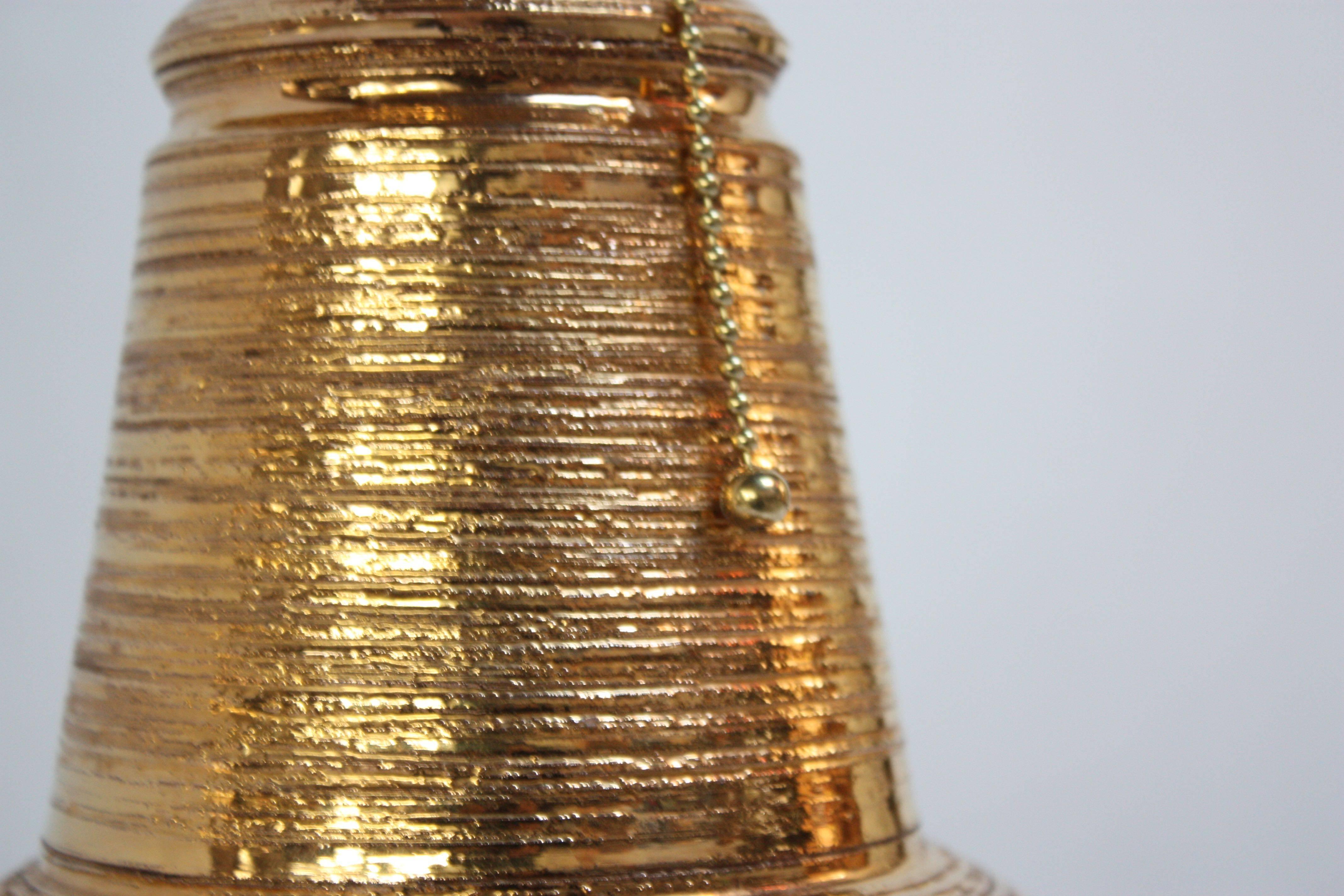 Italienische Keramik-Tischlampe in strukturierter Goldglasur im Angebot 1