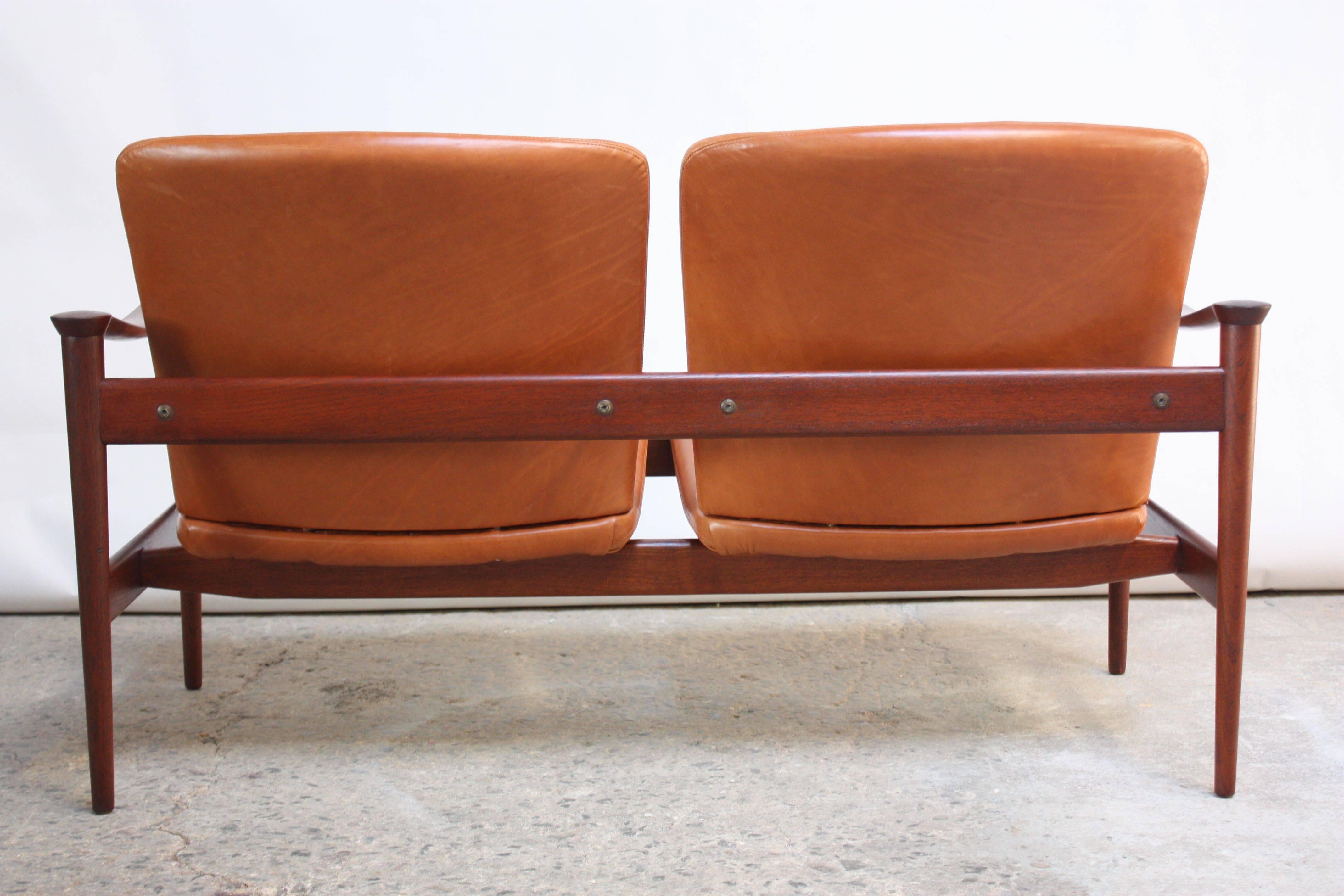 Vintage Norwegian Modern Loveseat in Leather and Teak by Fredrik Kayser  In Good Condition For Sale In Brooklyn, NY