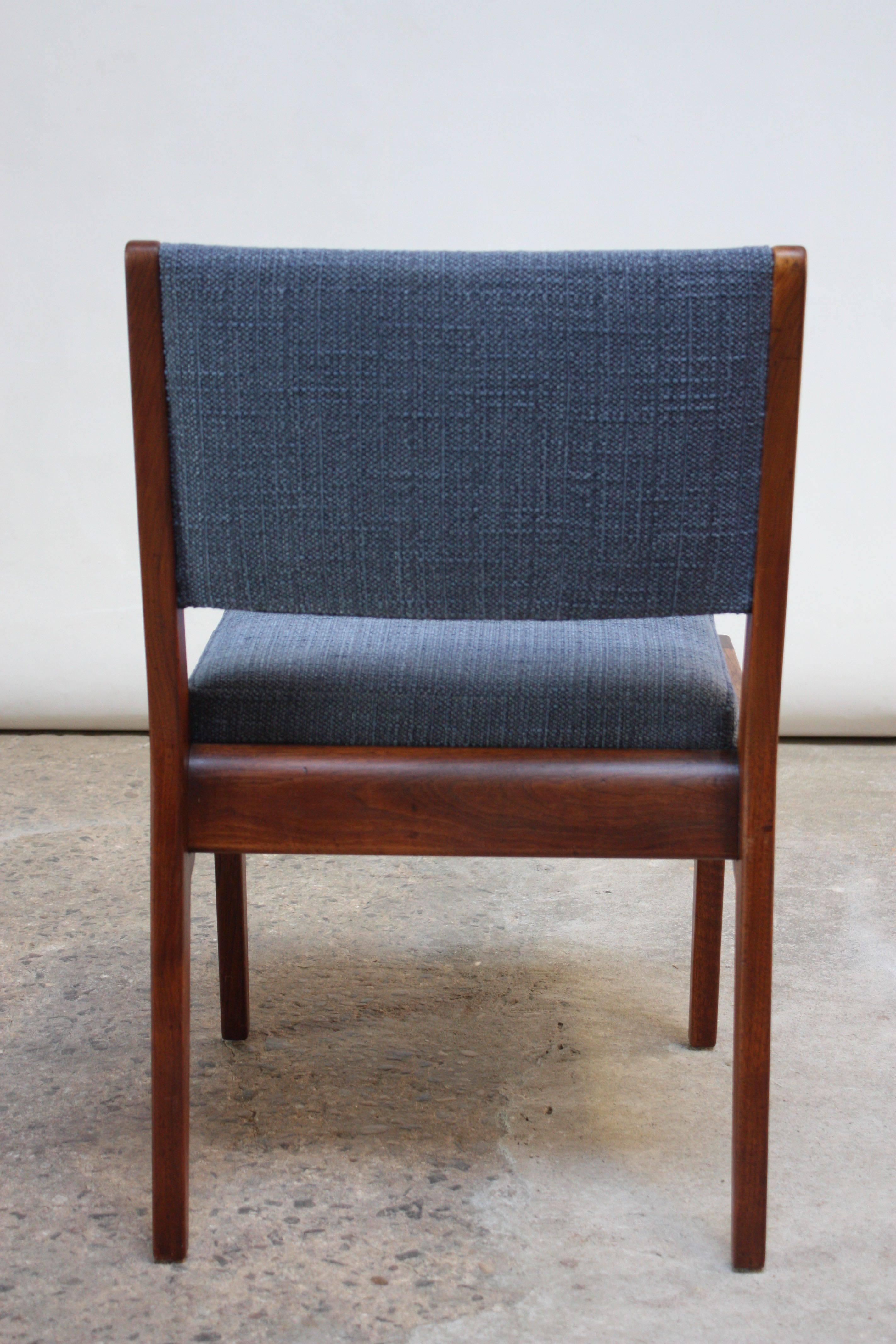 Set of Six Walnut Dining Chairs by Jens Risom In Excellent Condition In Brooklyn, NY