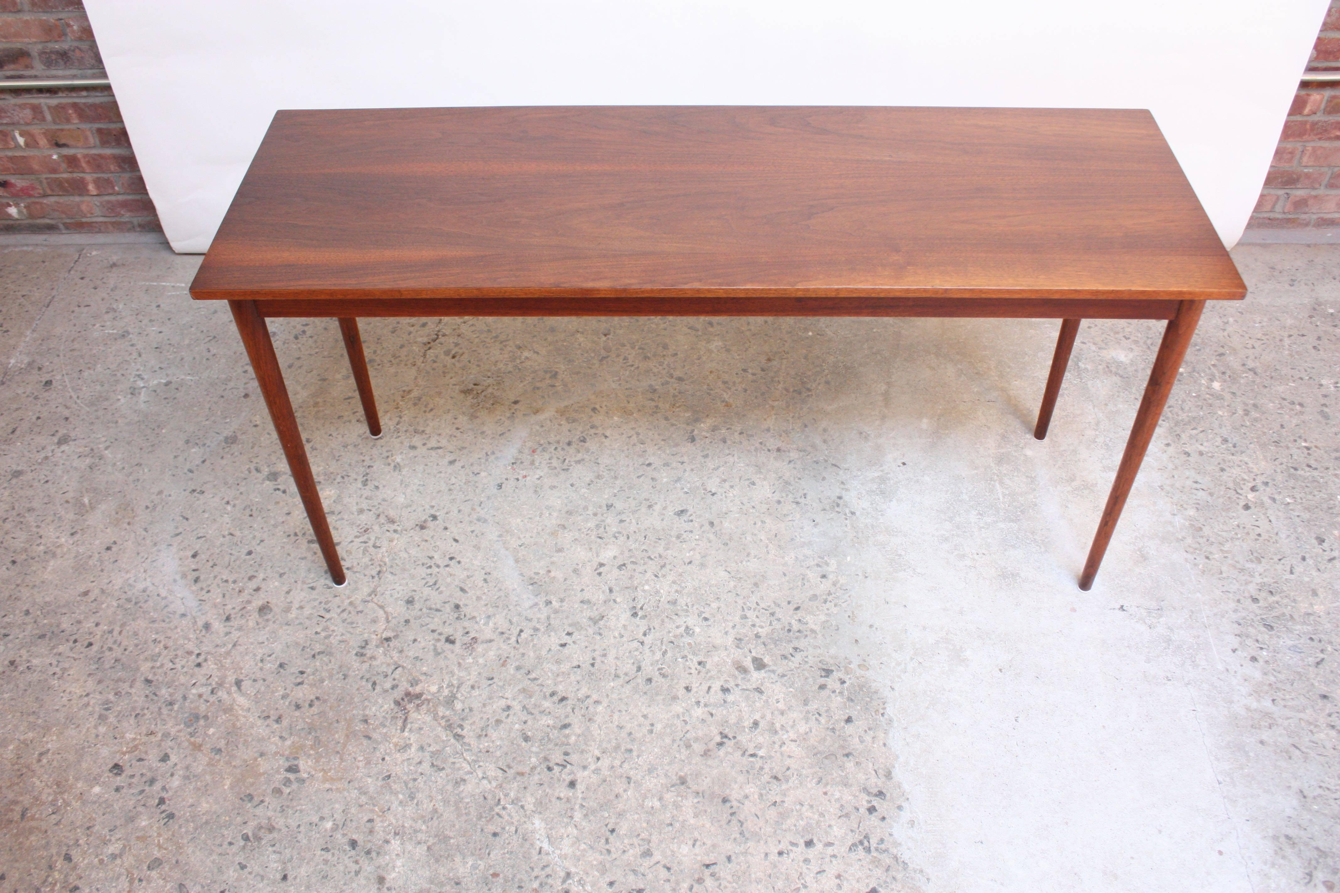 Mid-Century American Modern Walnut Console Table In Good Condition In Brooklyn, NY