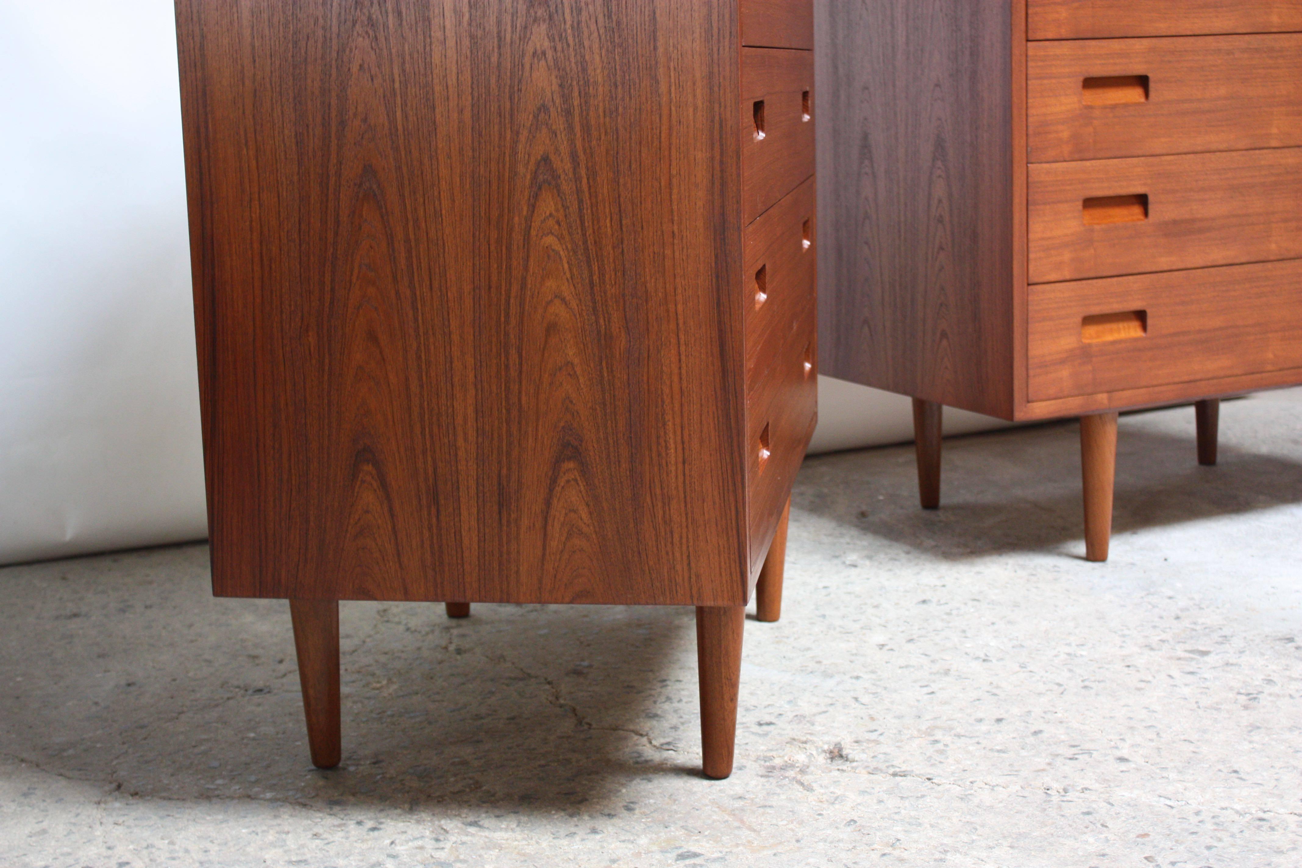 Pair of Teak Highboy Chest of Drawers by Poul Hundevad In Excellent Condition In Brooklyn, NY
