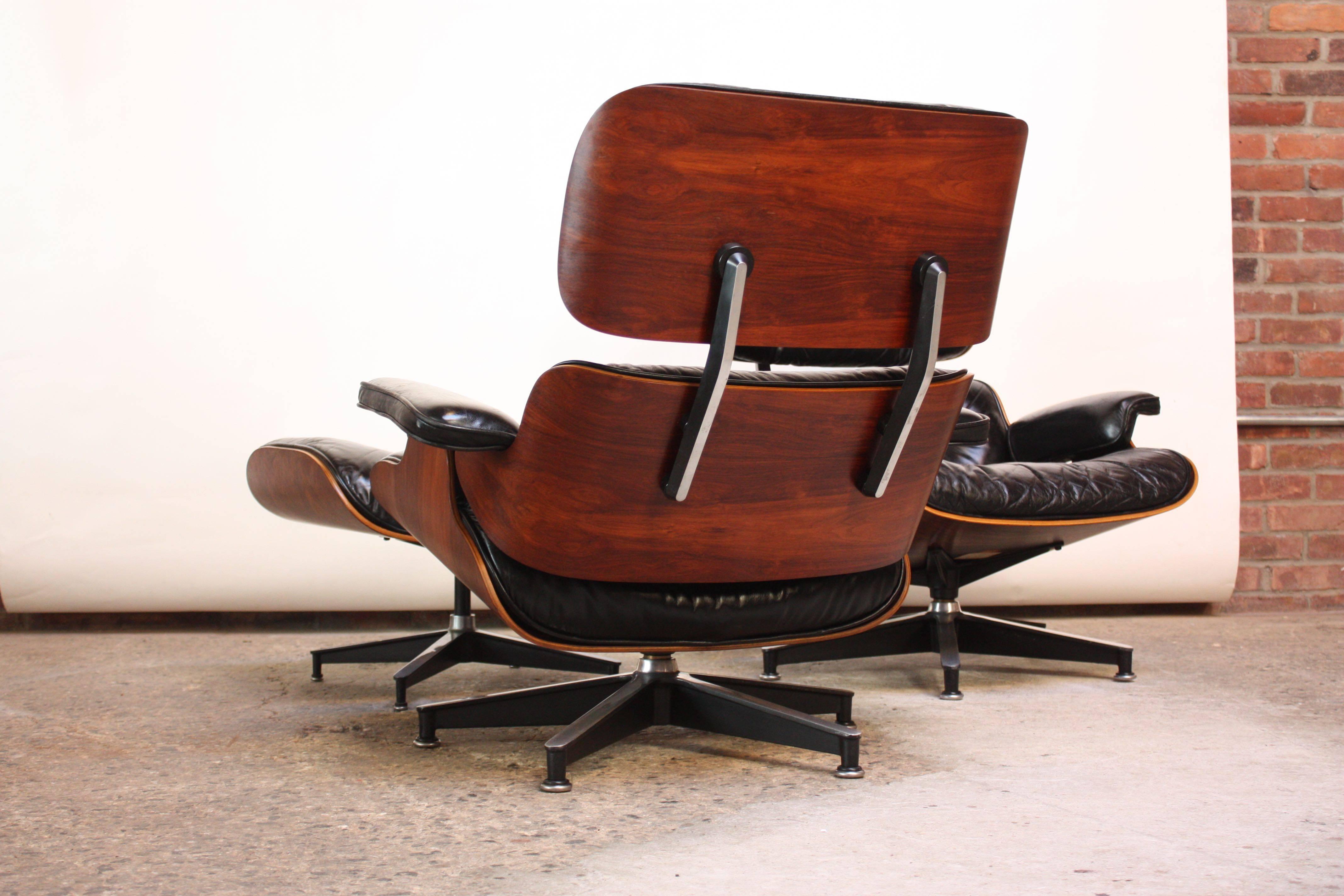 Pair of Vintage Rosewood Eames 670 Lounge Chairs with Ottoman In Excellent Condition In Brooklyn, NY