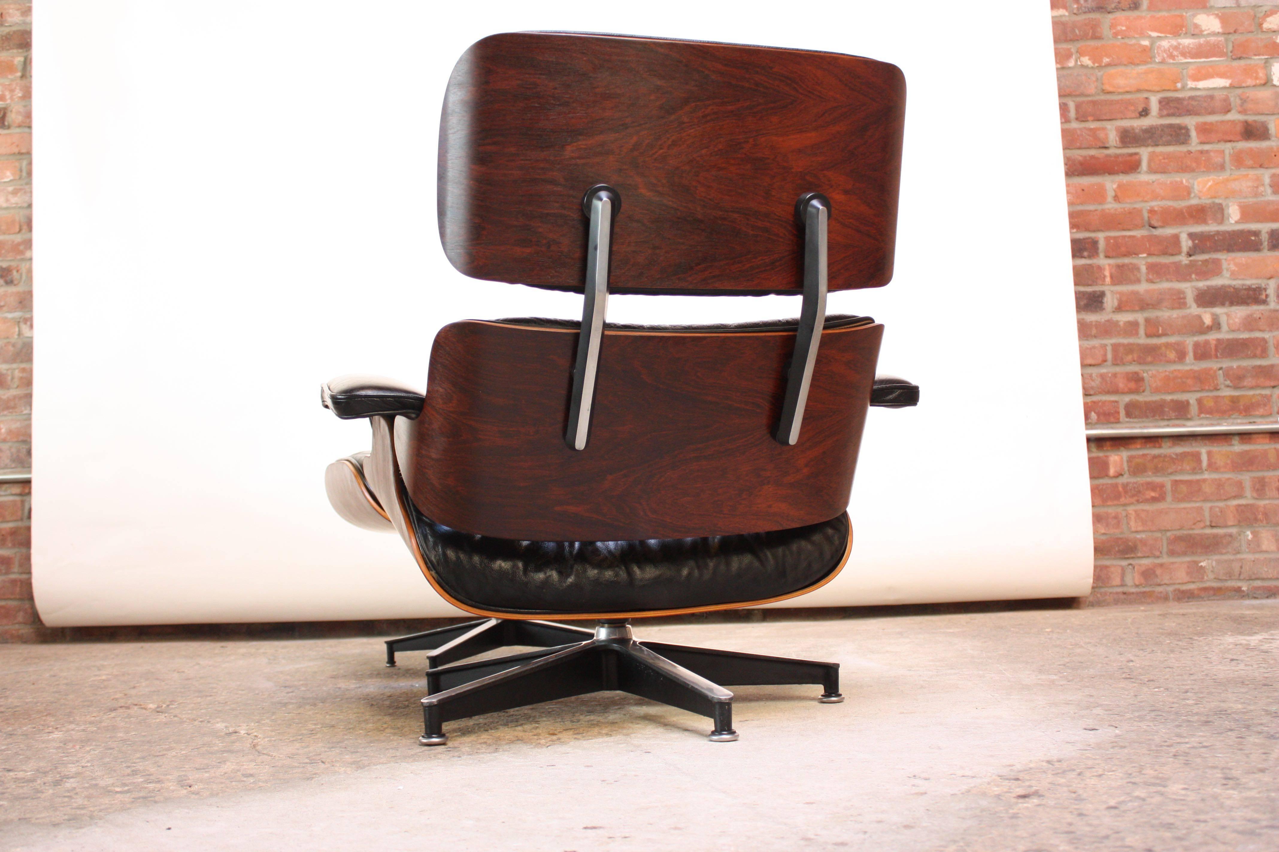 Late 20th Century Pair of Vintage Rosewood Eames 670 Lounge Chairs with Ottoman