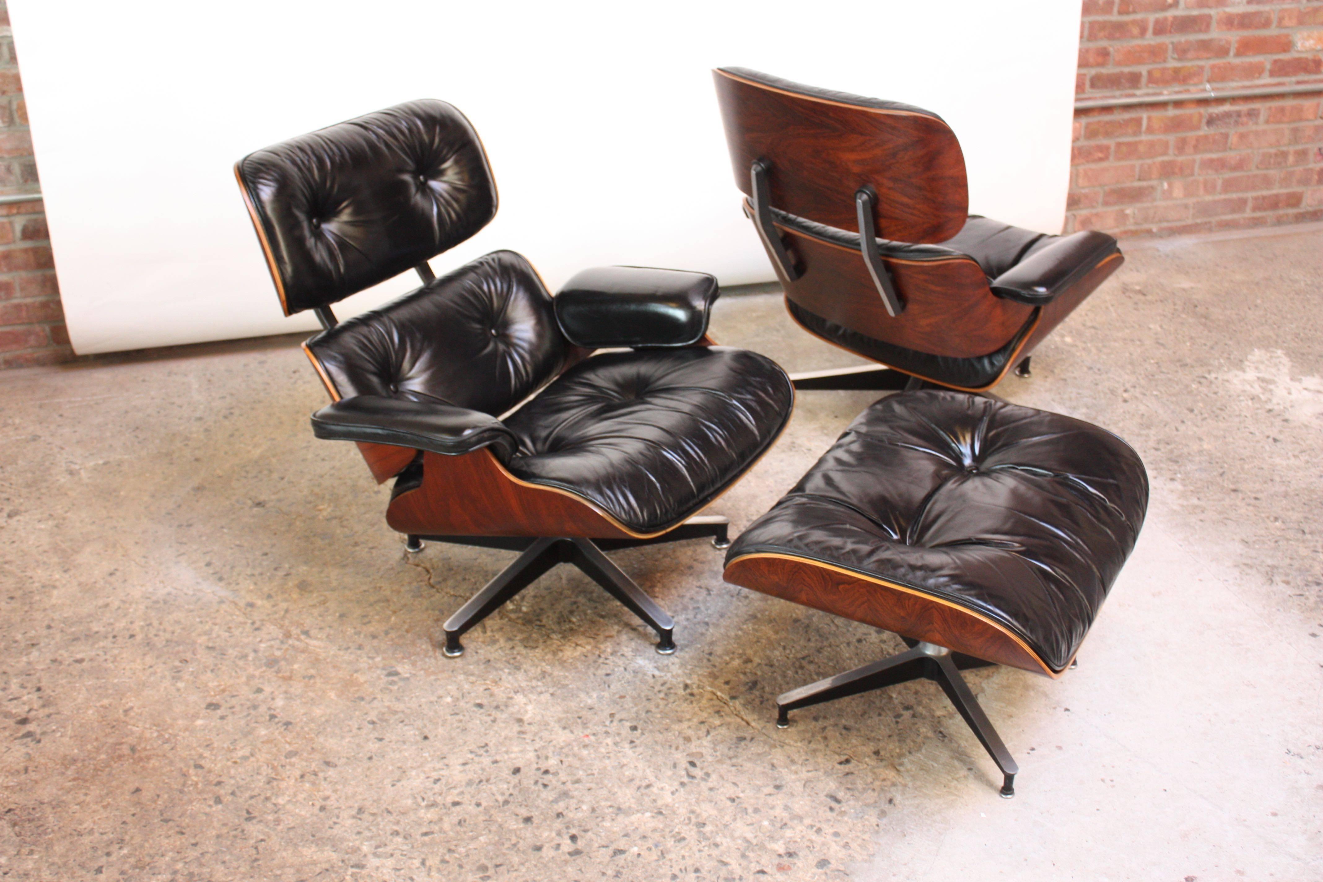 American Pair of Vintage Rosewood Eames 670 Lounge Chairs with Ottoman