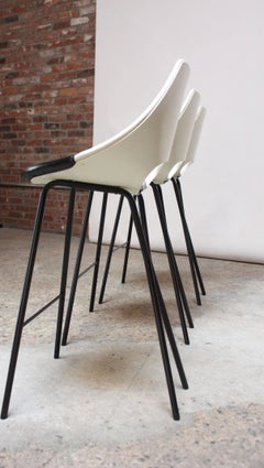 Satz von drei modernen Hockern aus der Mitte des Jahrhunderts:: entworfen von John Yellen