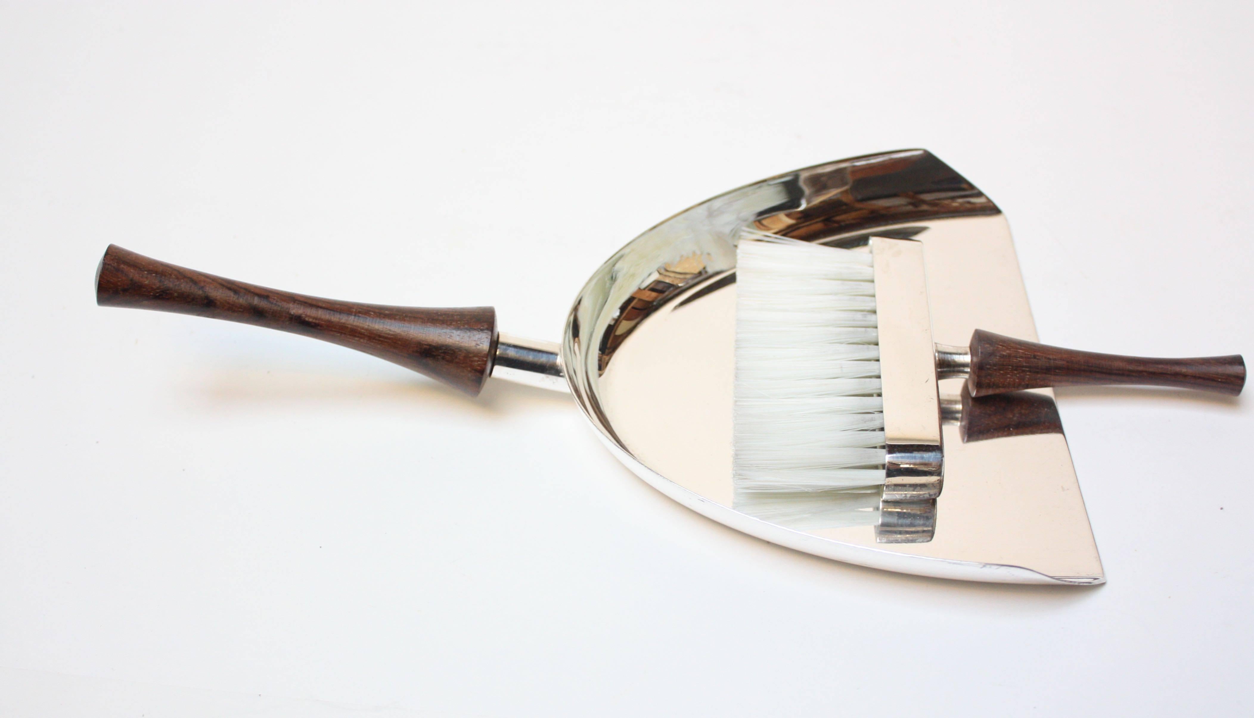 Italian silver plated table butler brush and crumb pan with rosewood handles. Nice, polished condition, but slight unevenness to the underside of the pan remains. Branded 'Italy.'
Measures: Pan L 9.25