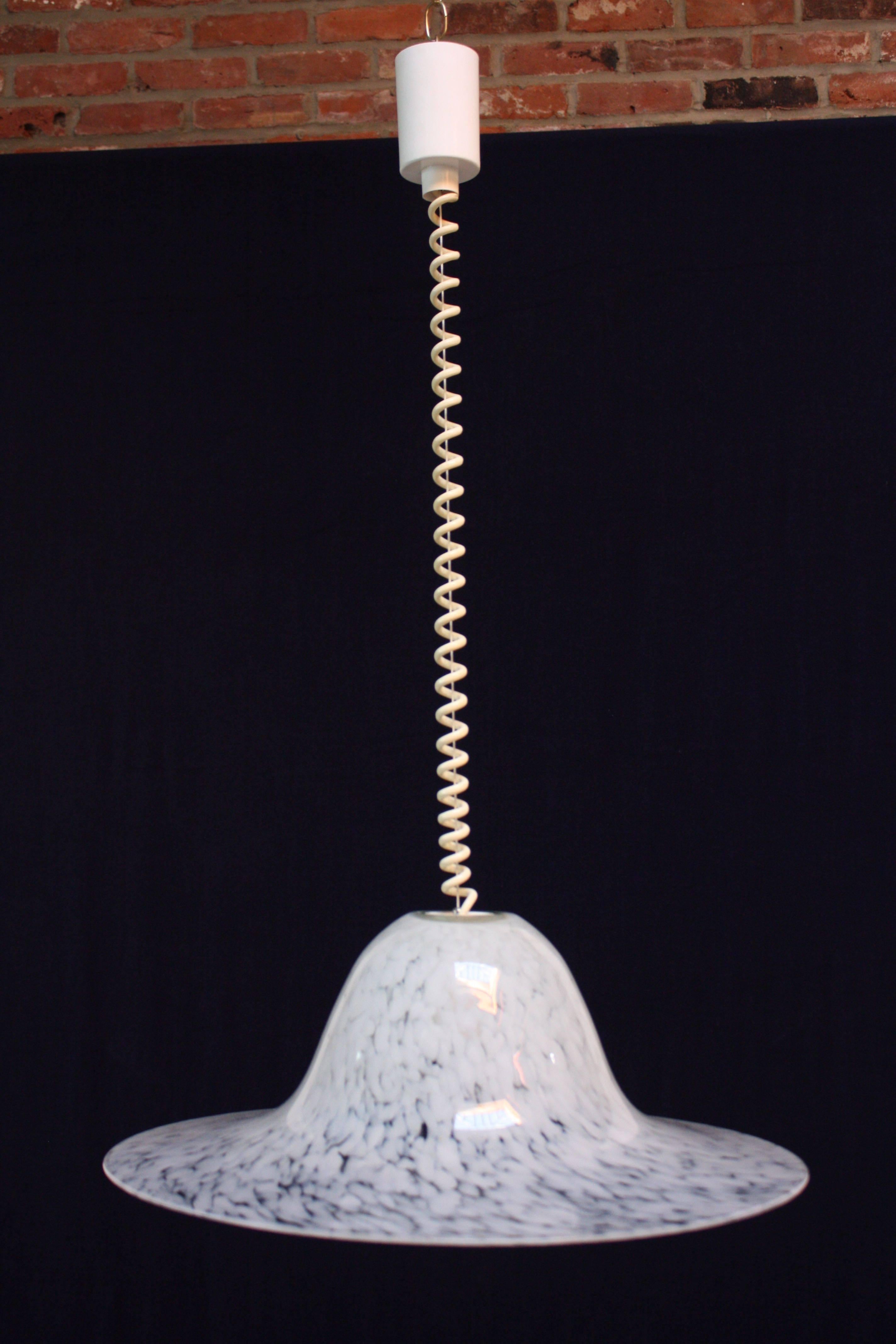 Moderne deutsche Pendelleuchte mit einer Fassung, entworfen von Aloys Ferdinand Gangkofner für Peill & Putzler, um 1970. Besteht aus mundgeblasenem Klarglas mit einem schneeweißen, länglichen Punktmuster. Außergewöhnliches Design und Form mit einem