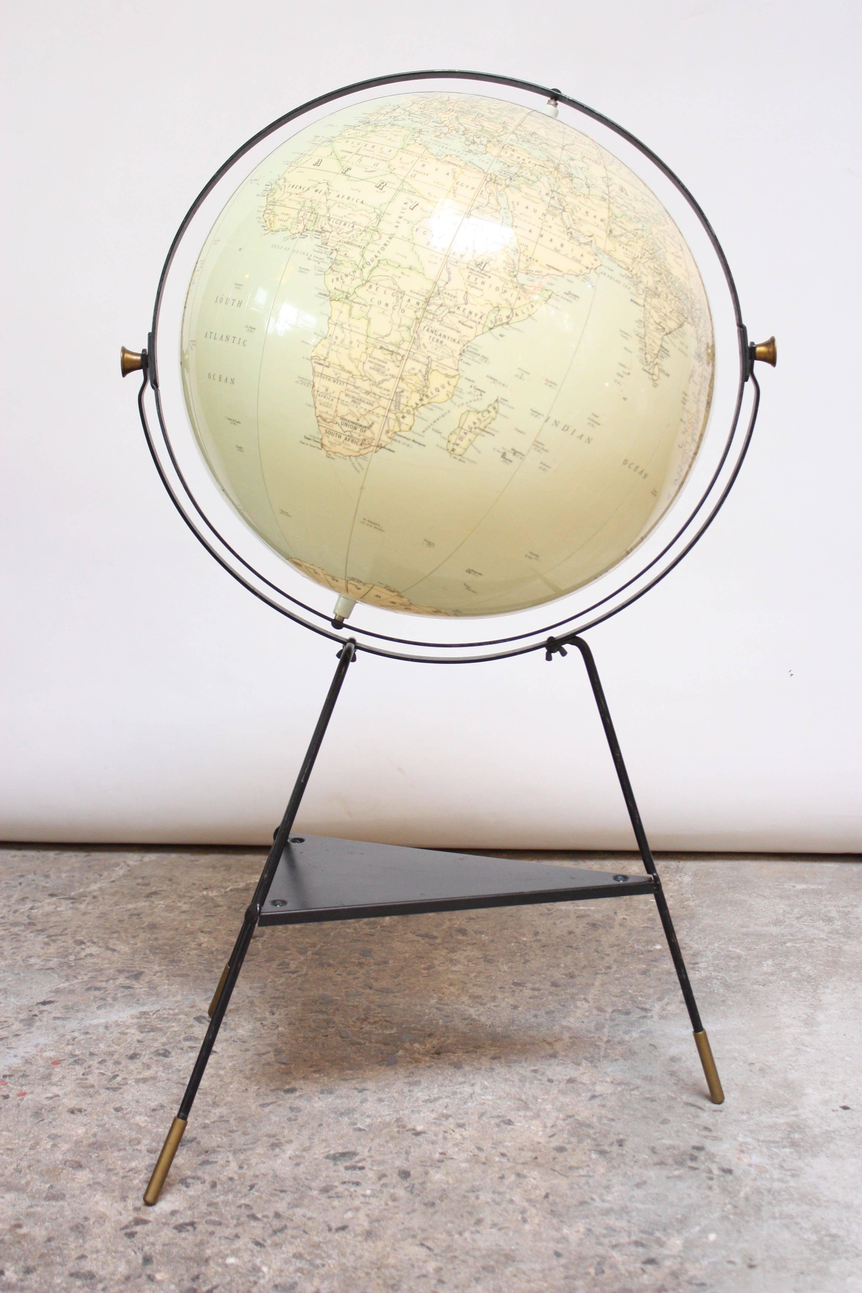 Hammond's International Globe (um 1955), bestehend aus einem aufblasbaren Globus auf einem lackierten Metallstativ. Bilder und Schrift sind groß und sehr gut lesbar. Dieser Vinyl-Globus, der so haltbar ist wie ein Strandball, lässt sich durch einen