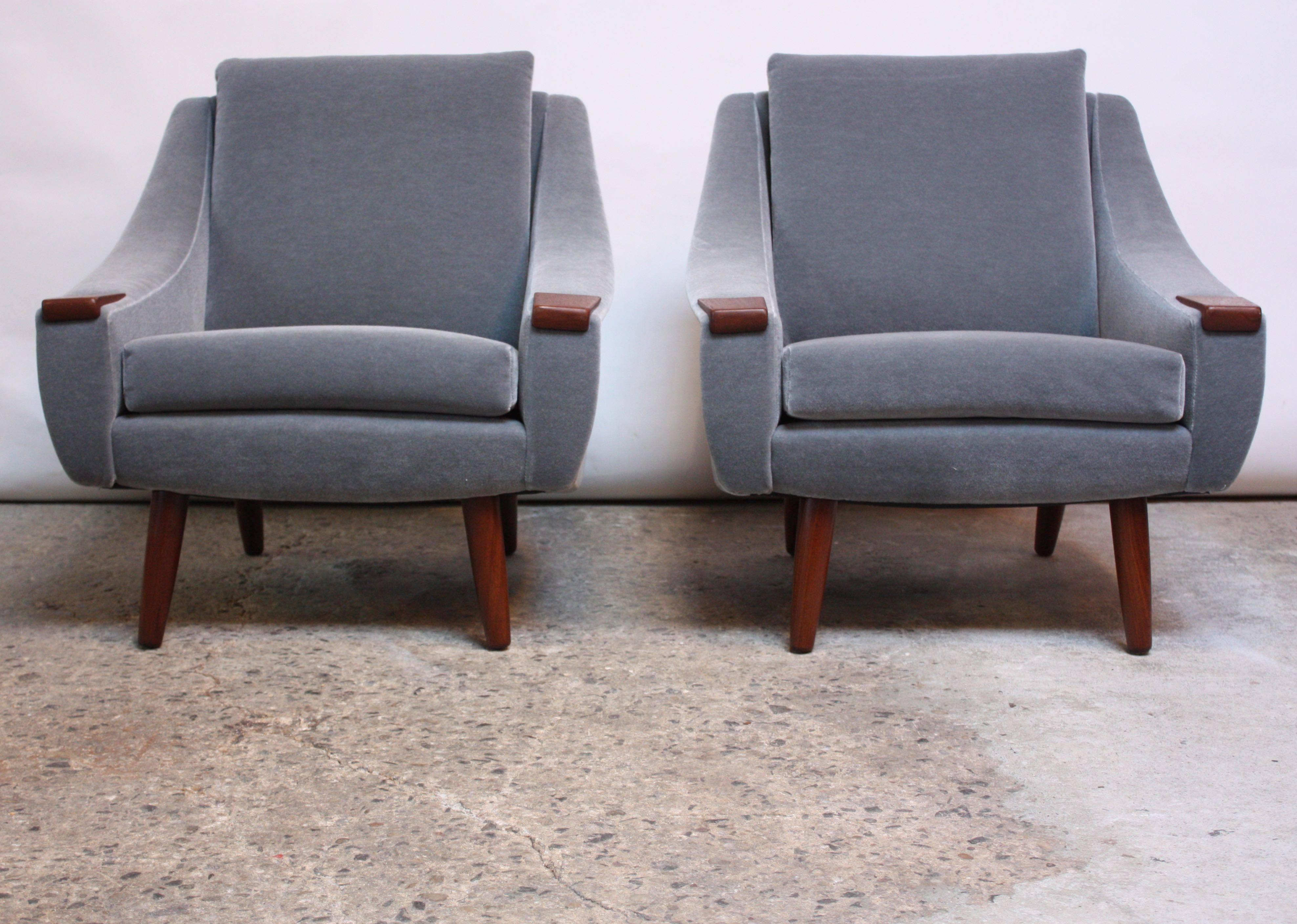 Pair of Danish Modern Teak and Mohair Lounge Chairs In Excellent Condition In Brooklyn, NY