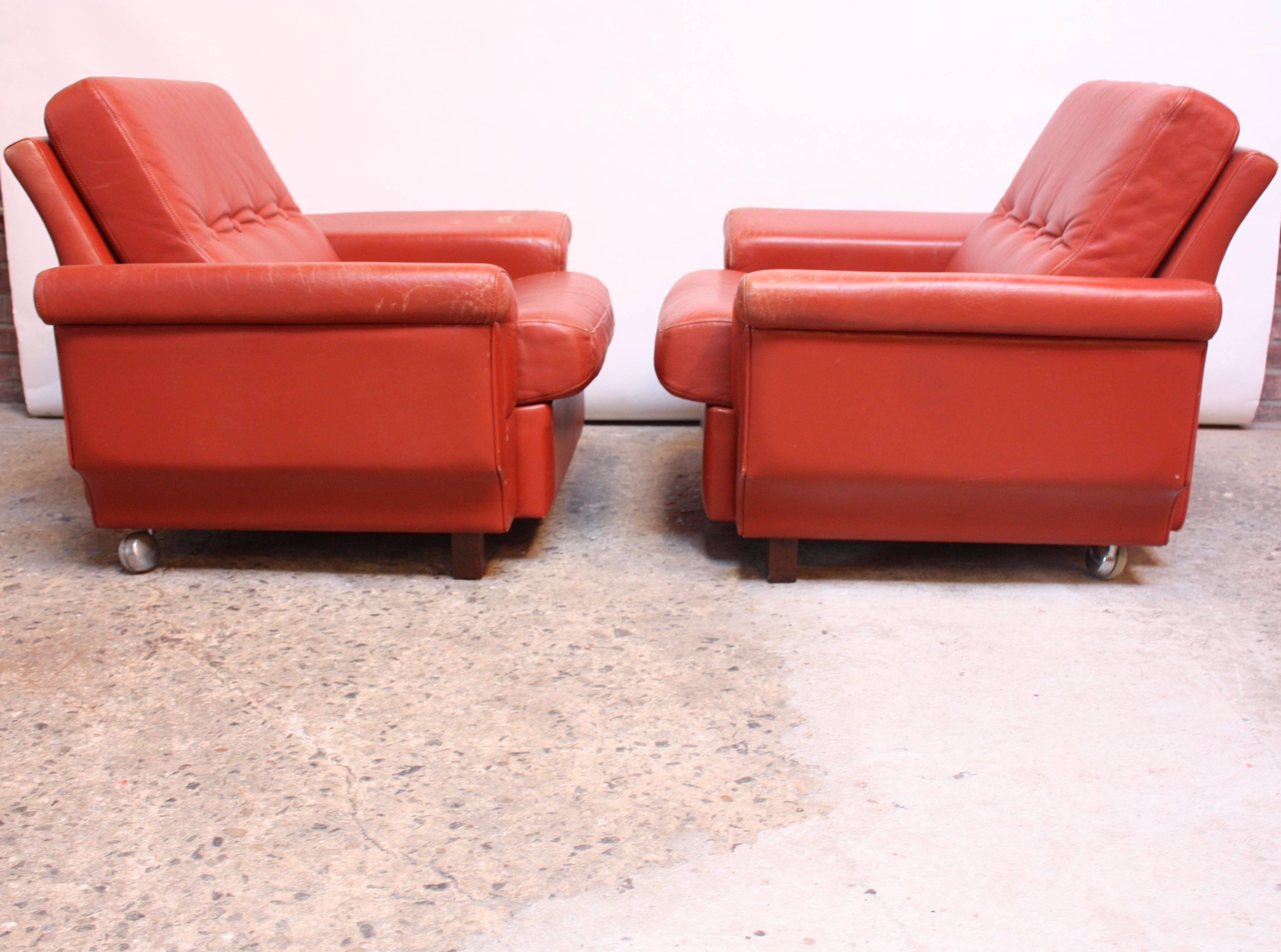 Mid-Century Modern Pair of Danish Modern Lounge Chairs in Coral Leather