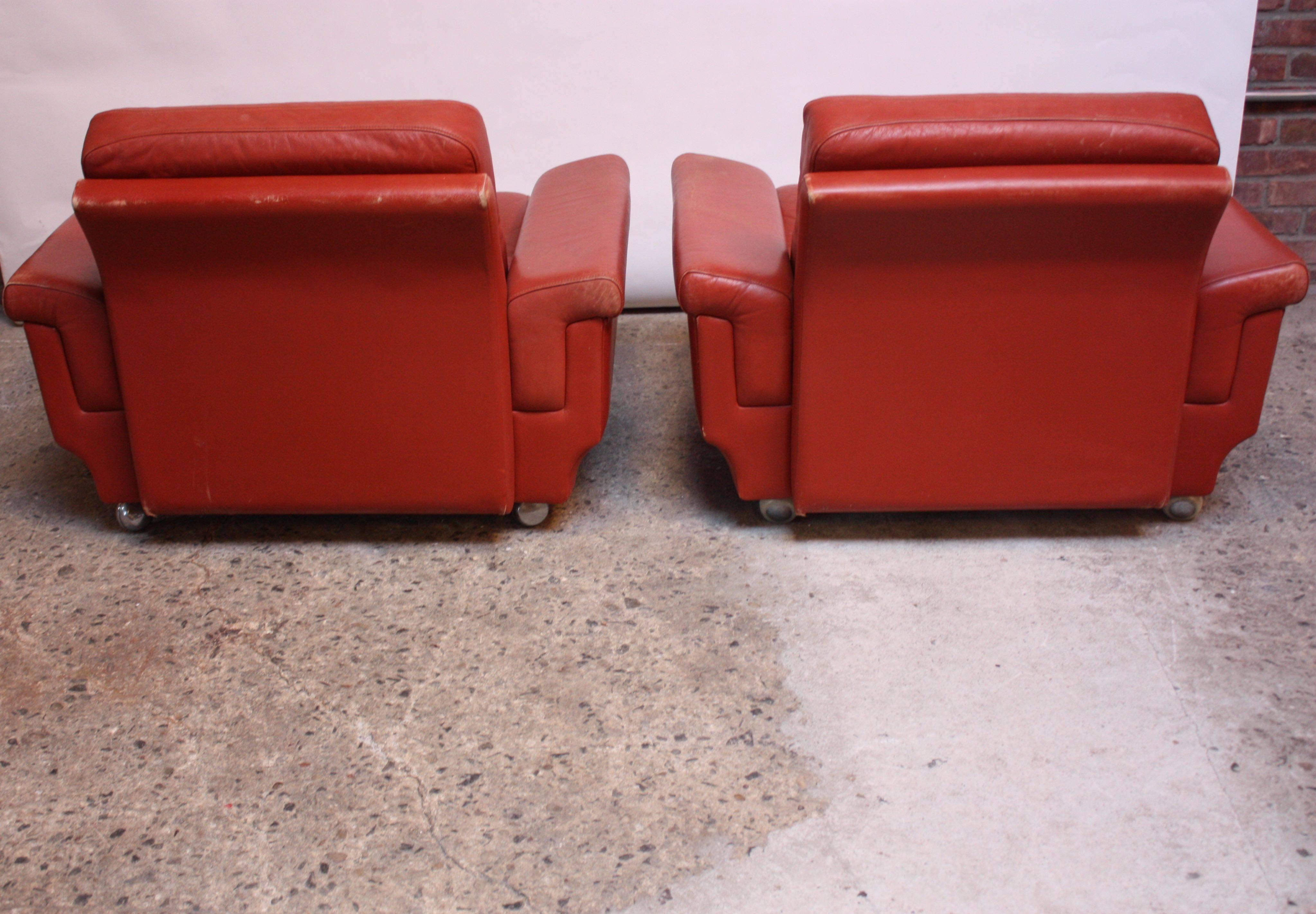 Pair of Danish Modern Lounge Chairs in Coral Leather In Distressed Condition In Brooklyn, NY