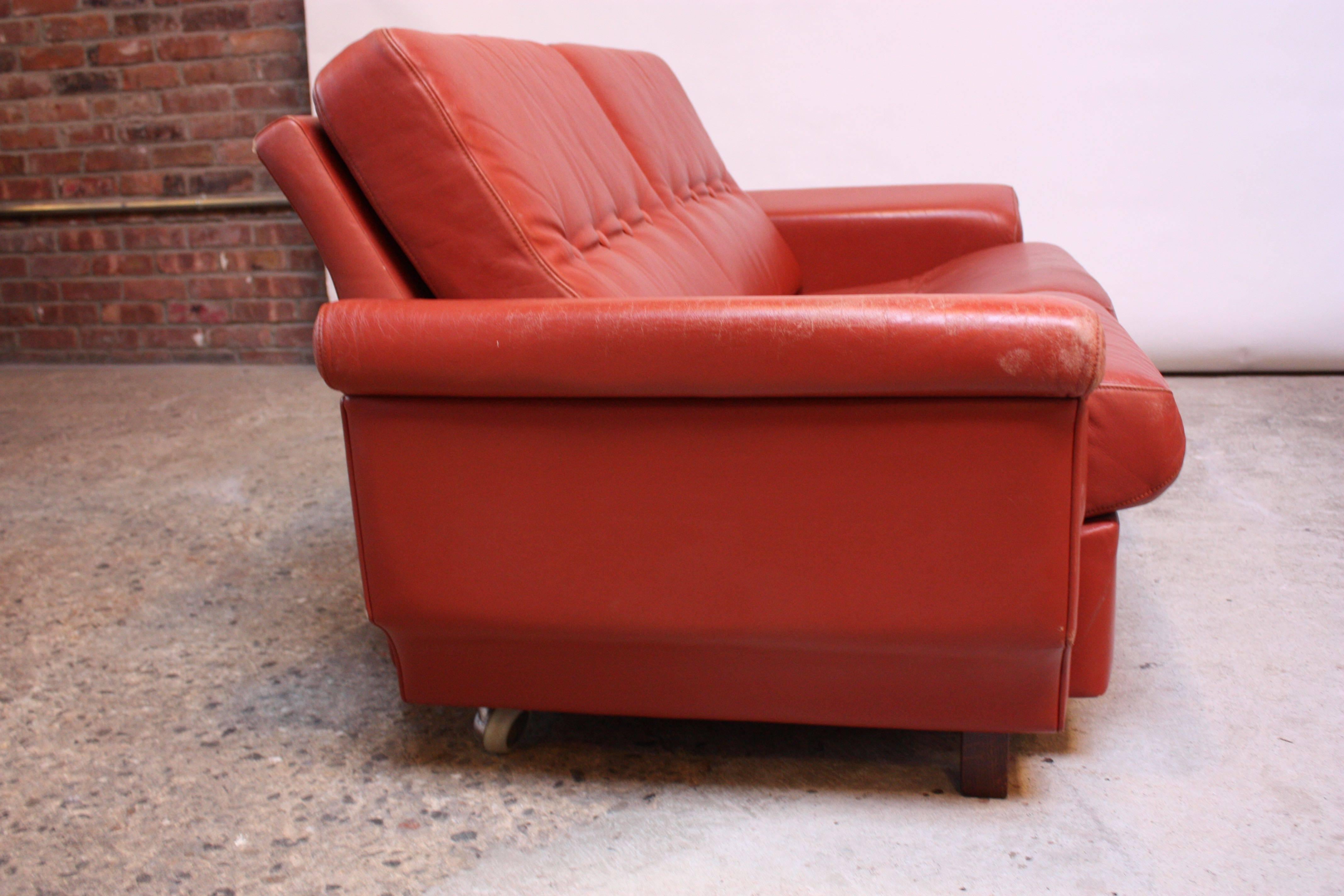 Danish Modern Loveseat in Coral Leather In Good Condition In Brooklyn, NY