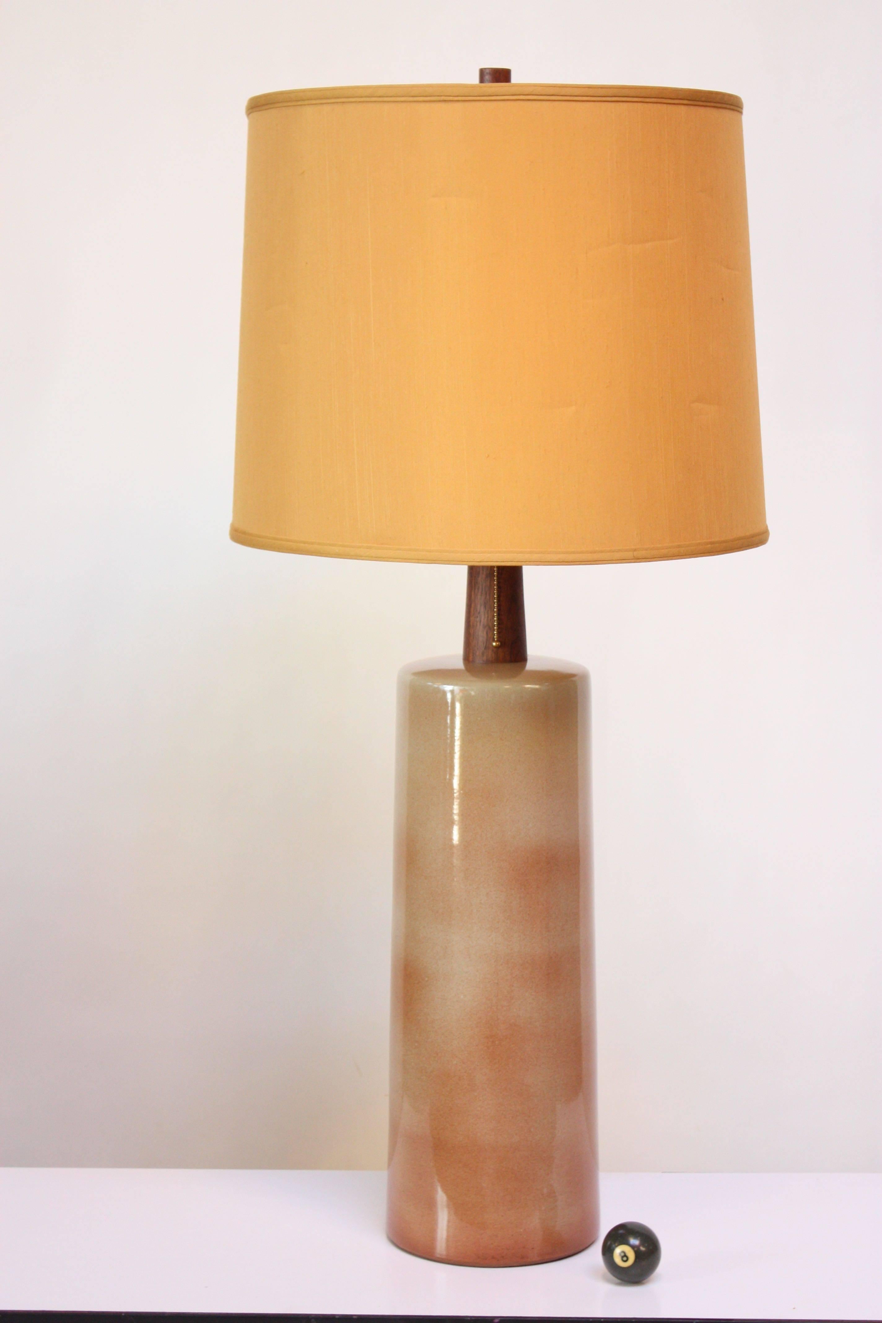 Tall ceramic table lamp (model #191) designed by Gordon and Jane Martz for Marshall Studios in the 1960s. Brush decorated with a high-gloss glaze in light beige and dusty pink. Vivid grain and rich color to both walnut finial and stem.
Impressive