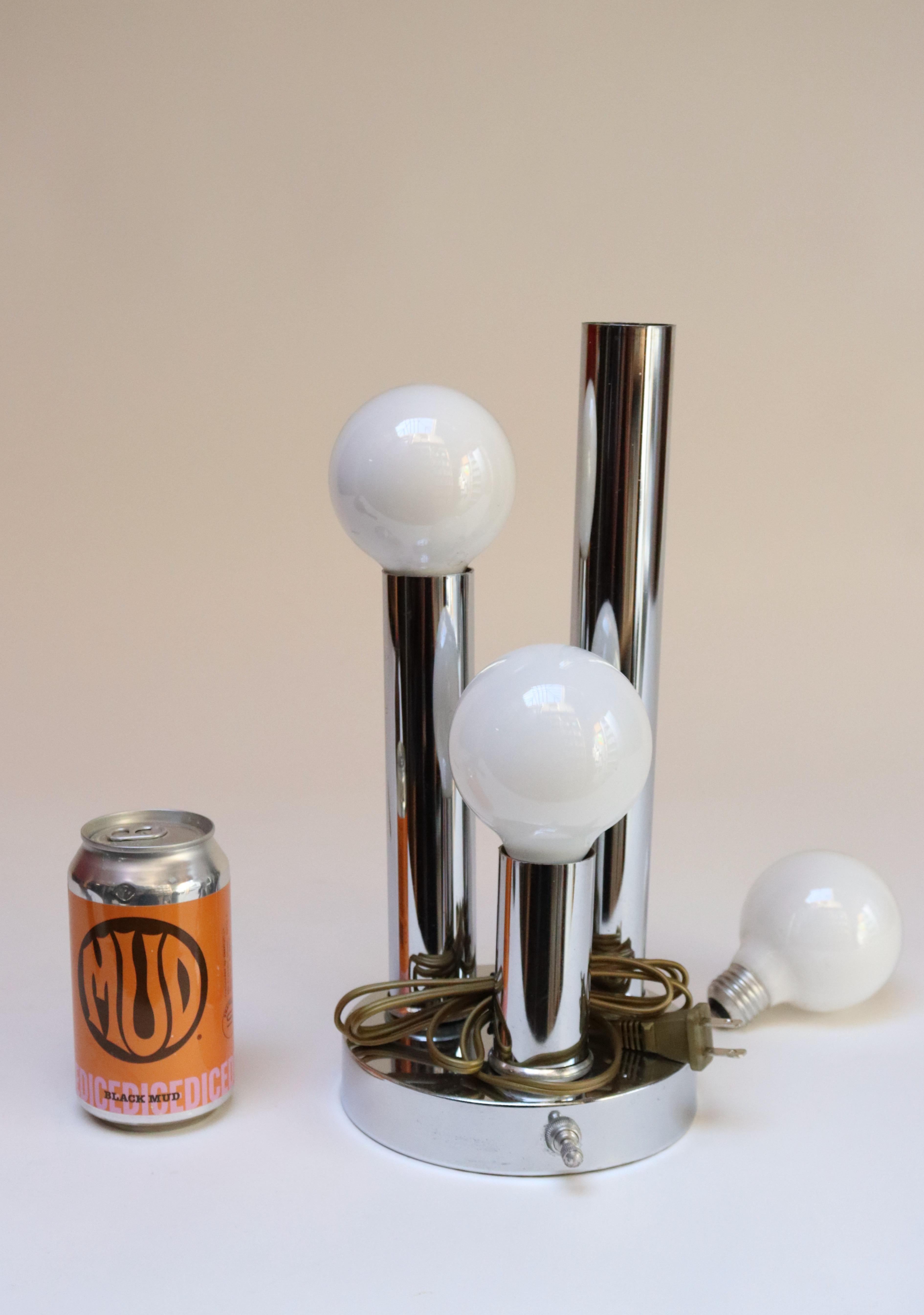 Lampe de bureau à trois pieds en chrome de style américain moderne du milieu du siècle dernier Bon état - En vente à Brooklyn, NY