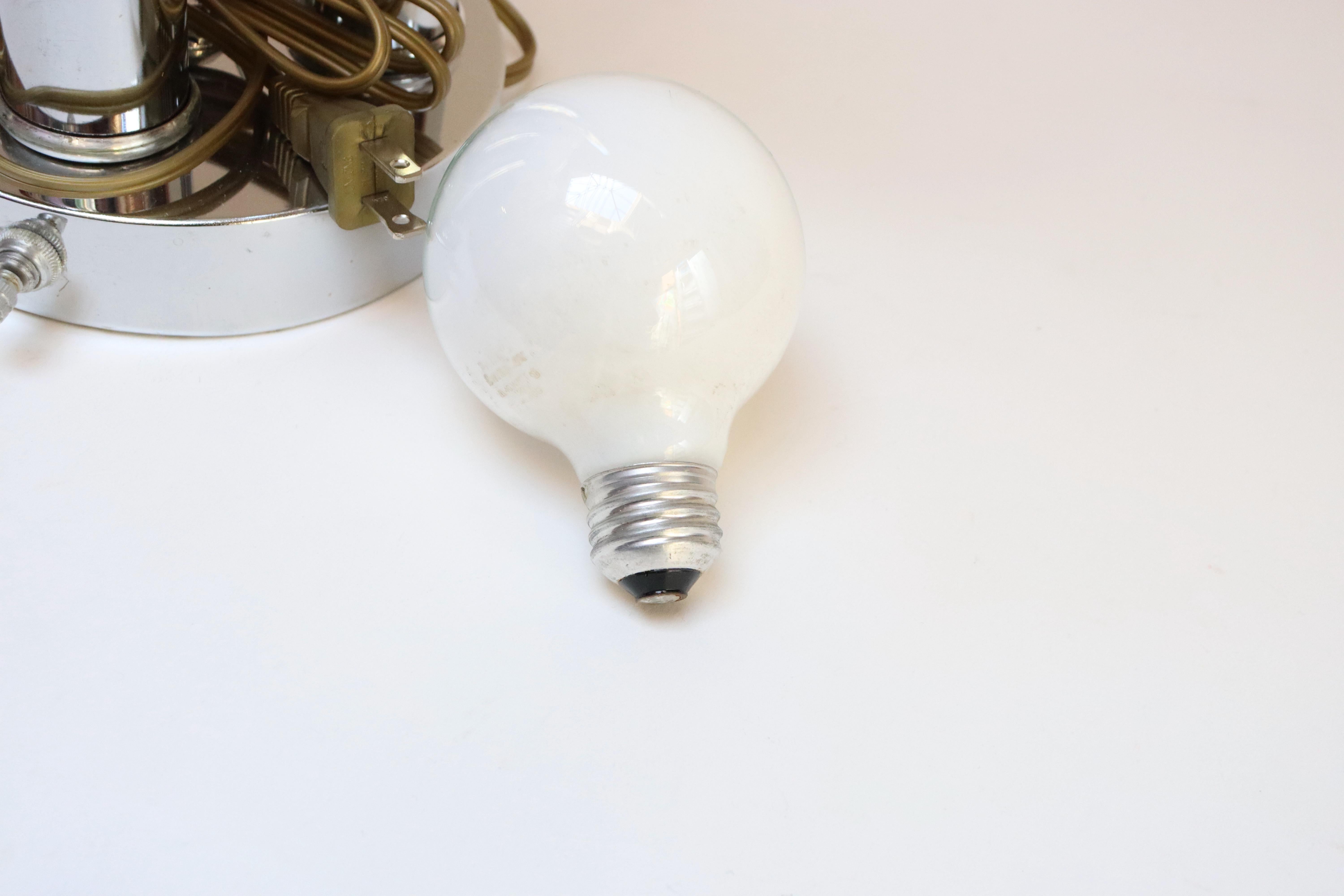Lampe de bureau à trois pieds en chrome de style américain moderne du milieu du siècle dernier en vente 6