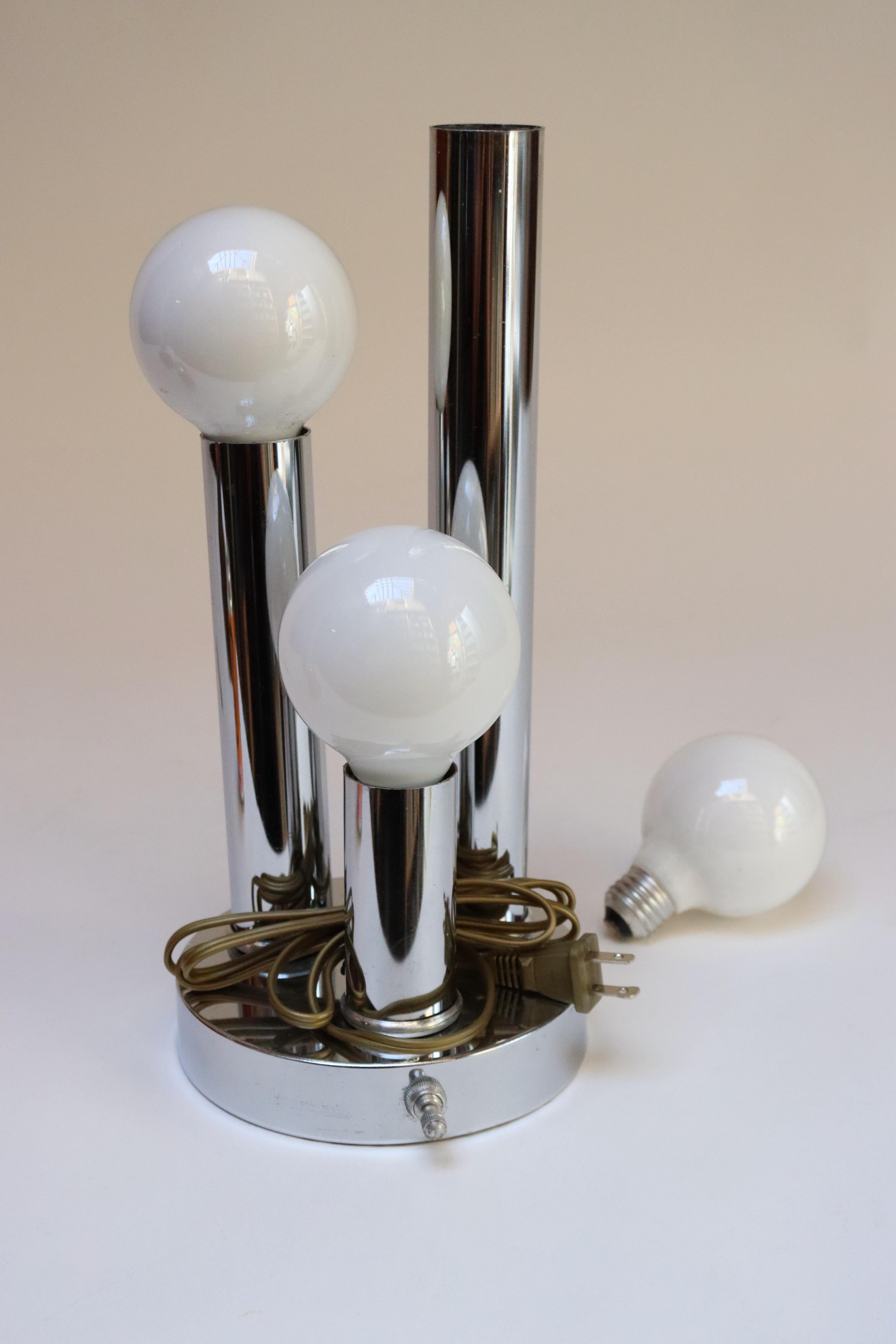 Milieu du XXe siècle Lampe de bureau à trois pieds en chrome de style américain moderne du milieu du siècle dernier en vente