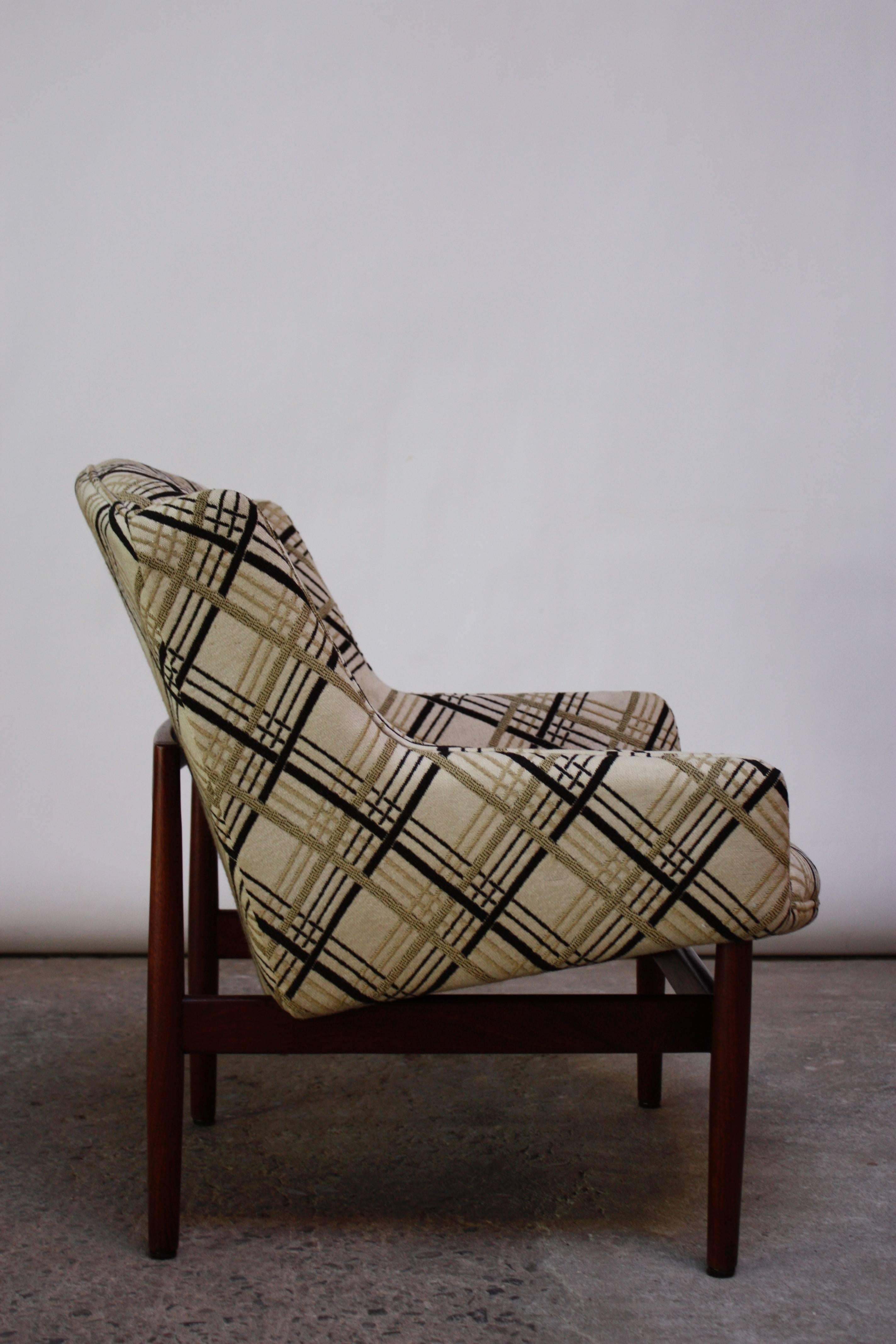 Mid-20th Century Pair of Jens Risom Walnut Lounge Chairs