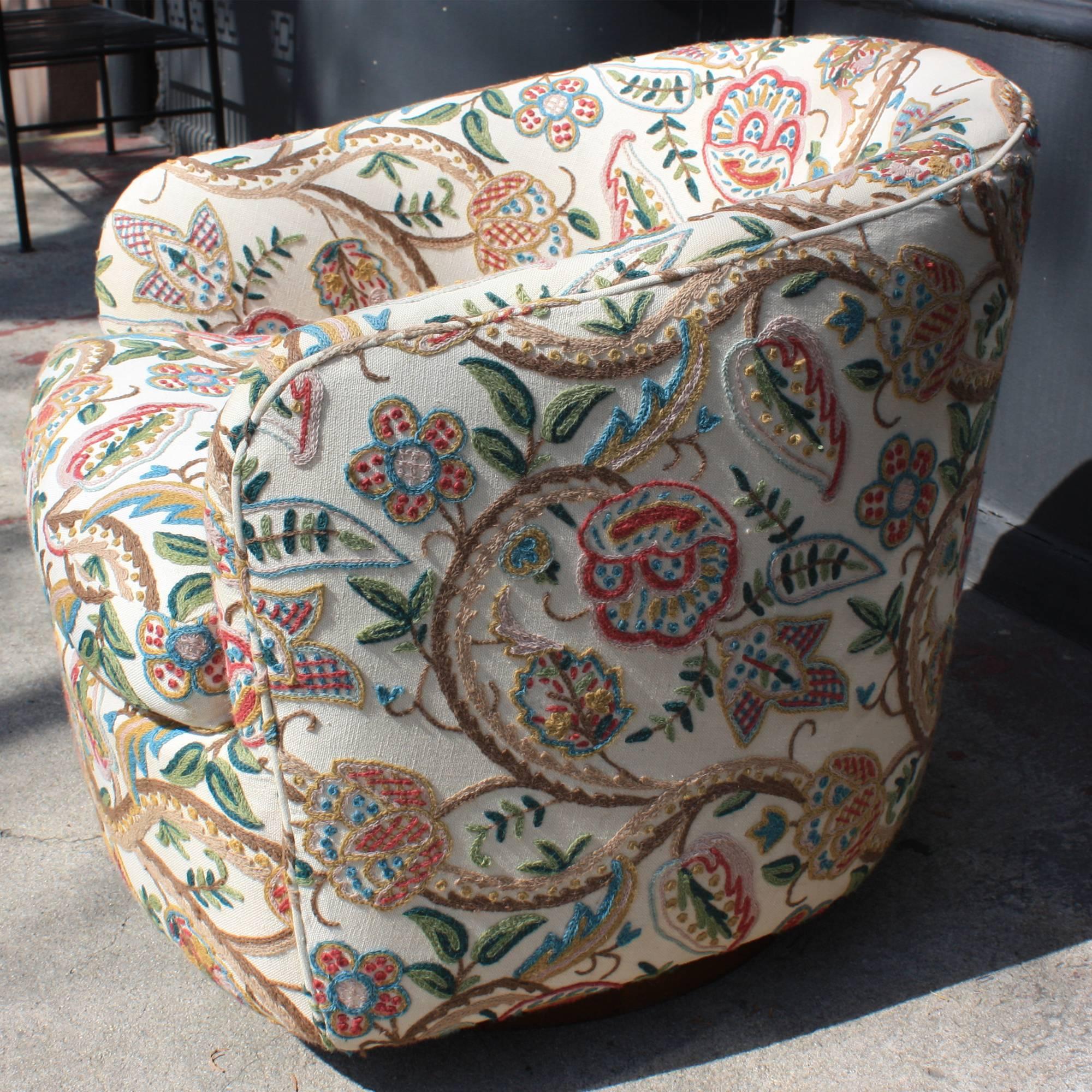 This Milo Baughman for Thayer Coggin barrel back swivel chair features the signature walnut swivel / tilt base. The seat was recovered in a spectacular vintage crewel embroidery fabric (which has recently been professionally cleaned). The fabric