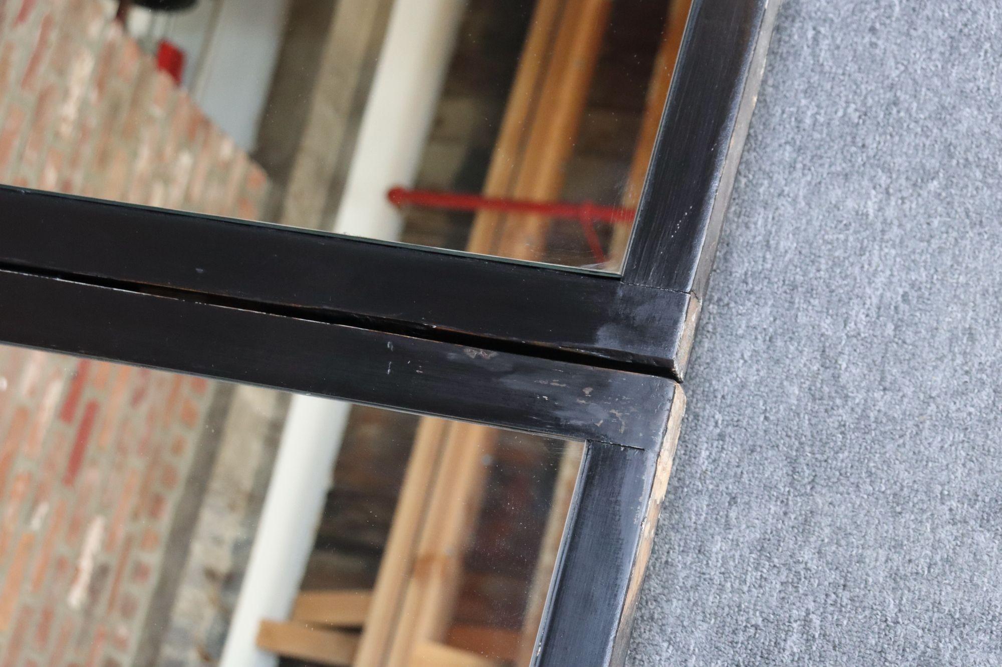 Divisorio o schermo a specchio d'epoca a tre pannelli in legno ebanizzato a forma di persiana in vendita 3
