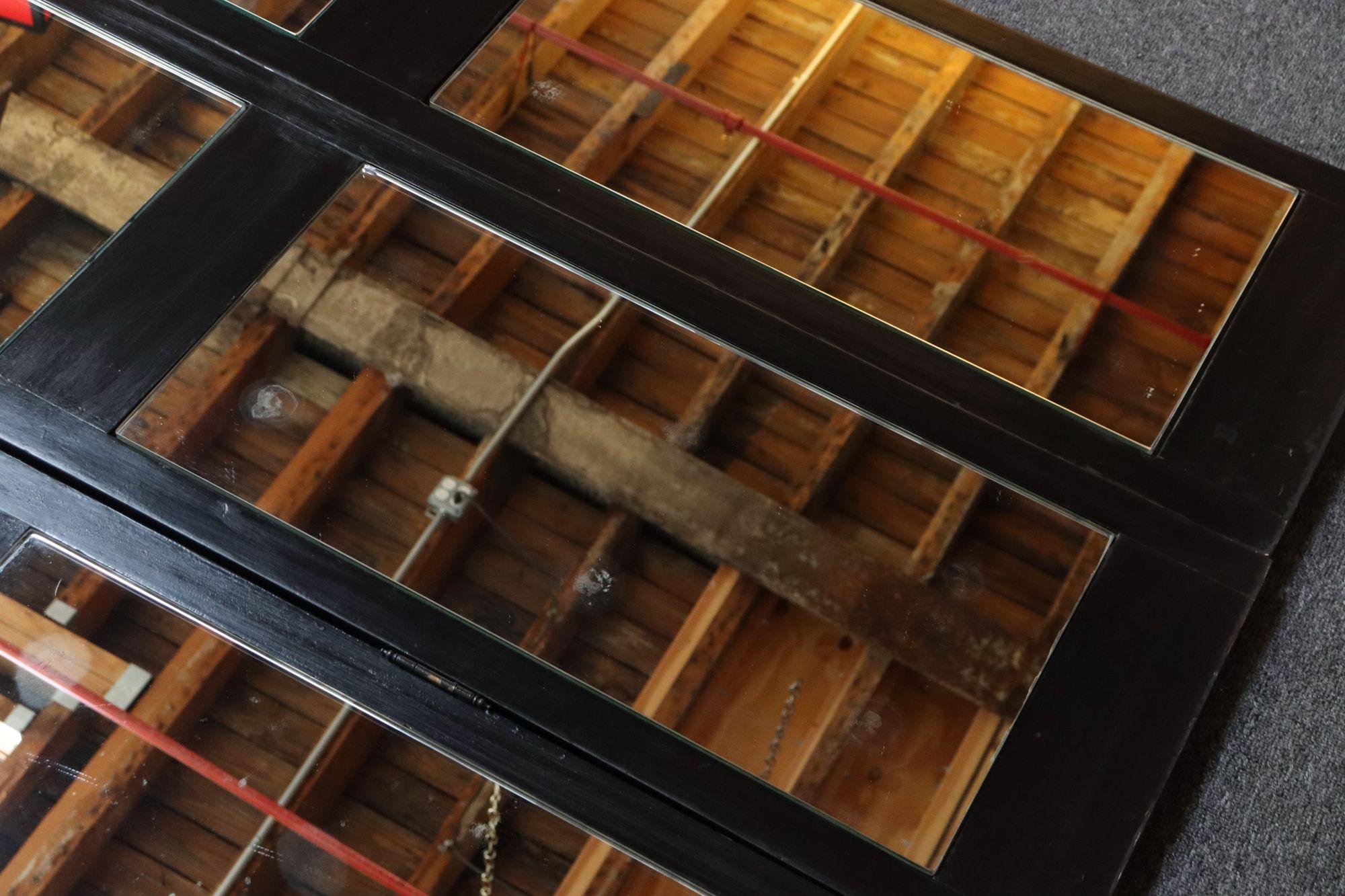 Divisorio o schermo a specchio d'epoca a tre pannelli in legno ebanizzato a forma di persiana in vendita 5