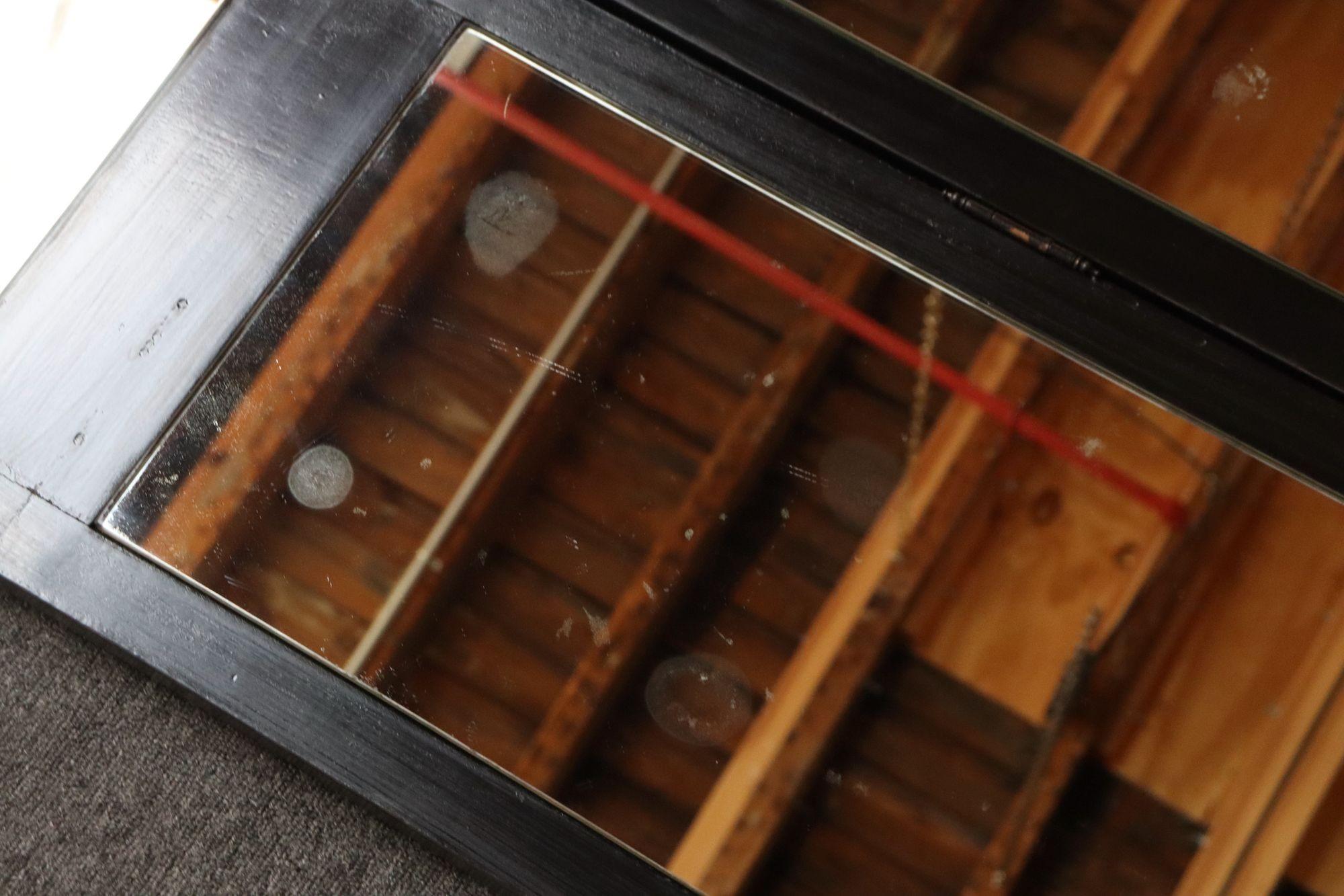 Divisorio o schermo a specchio d'epoca a tre pannelli in legno ebanizzato a forma di persiana in vendita 7