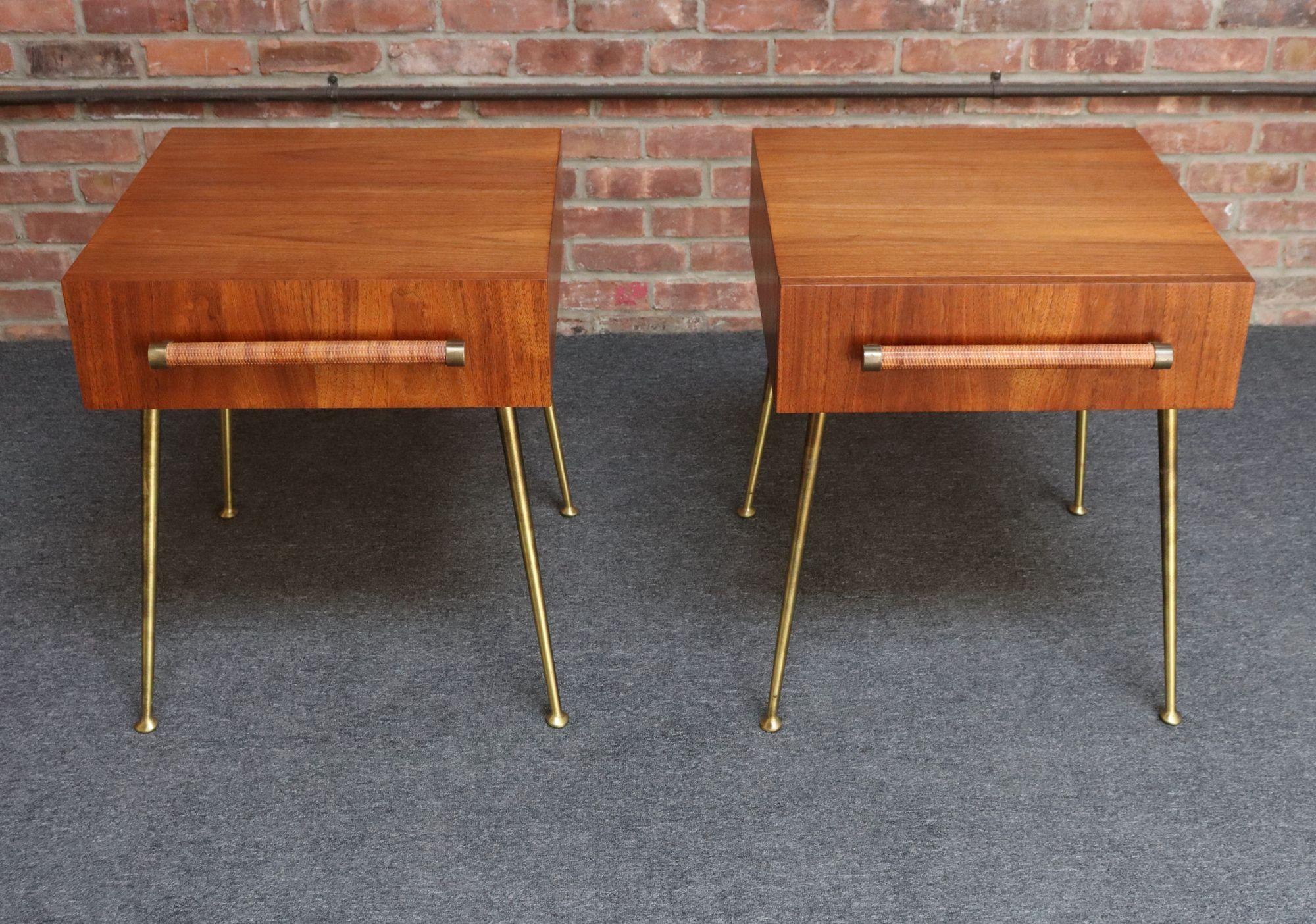 Mid-Century moderno Coppia di Comodini a un cassetto in noce e ottone di T.H. Robsjohn-Gibbings in vendita