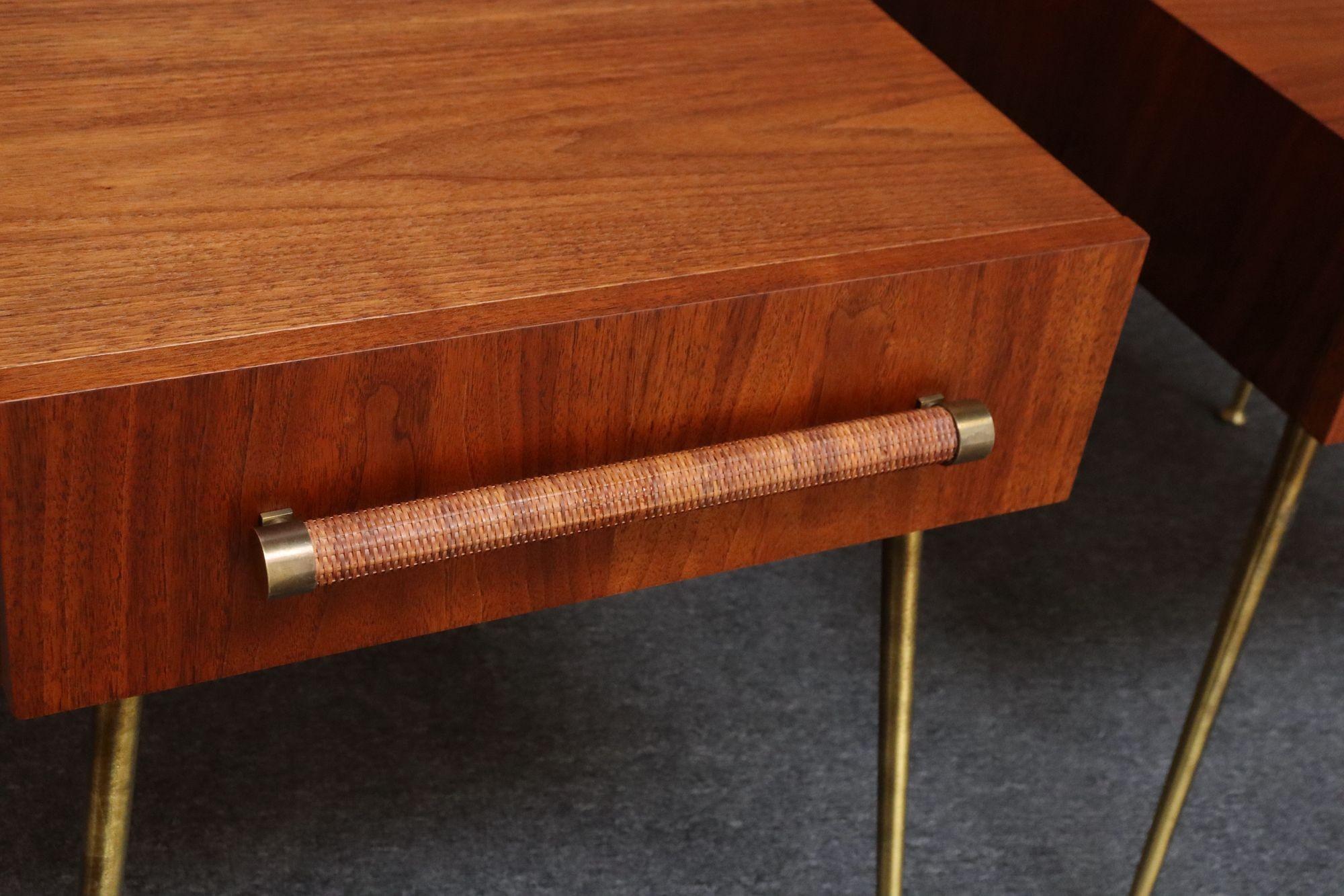 Coppia di Comodini a un cassetto in noce e ottone di T.H. Robsjohn-Gibbings in vendita 8