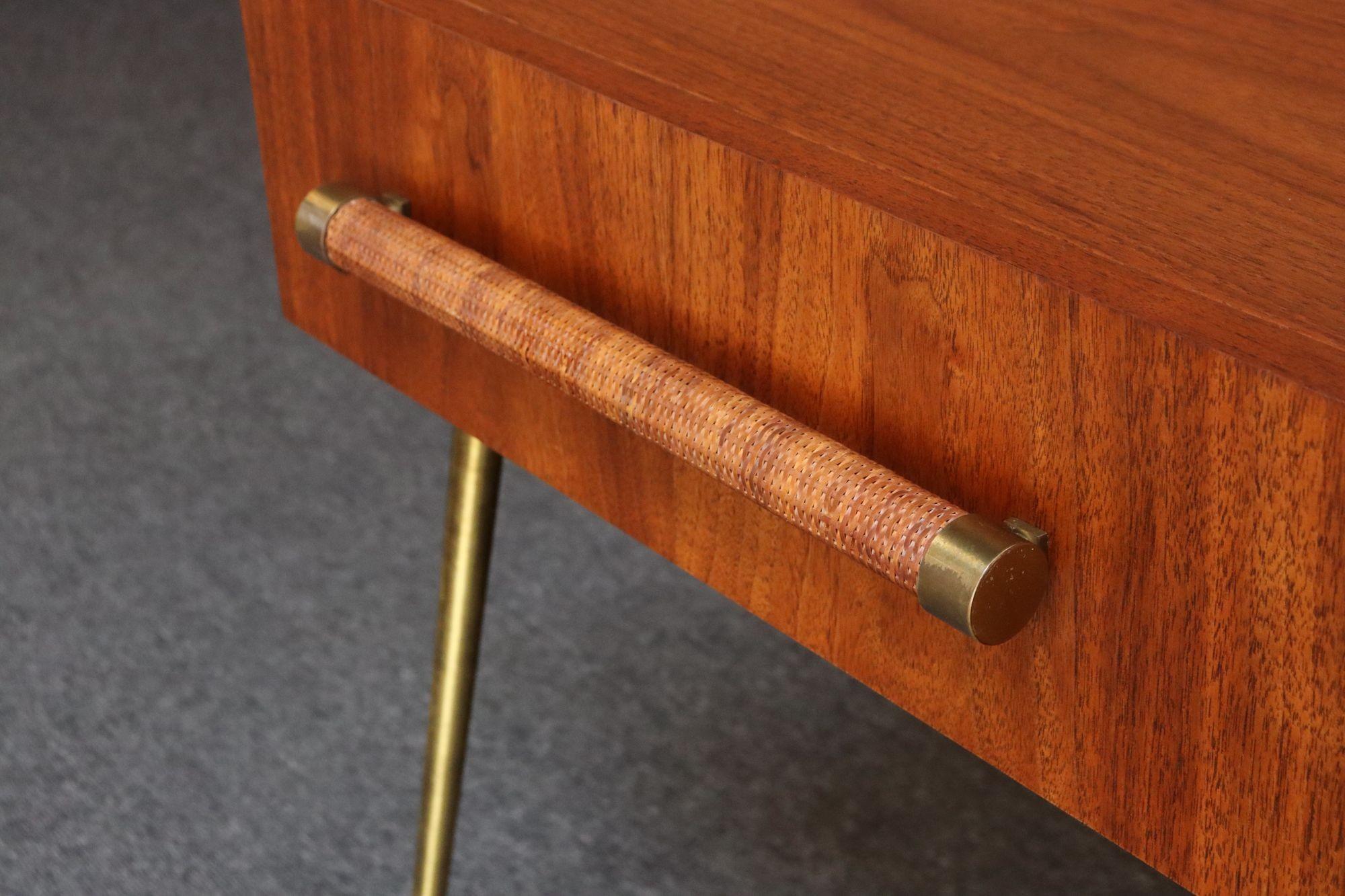 Coppia di Comodini a un cassetto in noce e ottone di T.H. Robsjohn-Gibbings in vendita 9