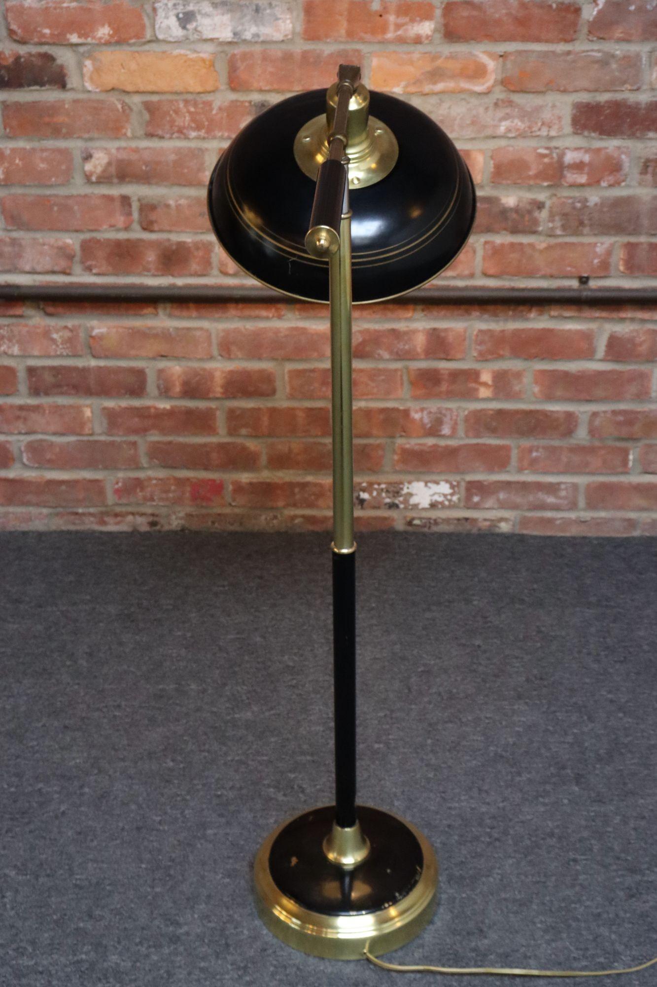 Metallo Lampada da terra regolabile in ottone, cromo e metallo verniciato vintage con braccio girevole in vendita