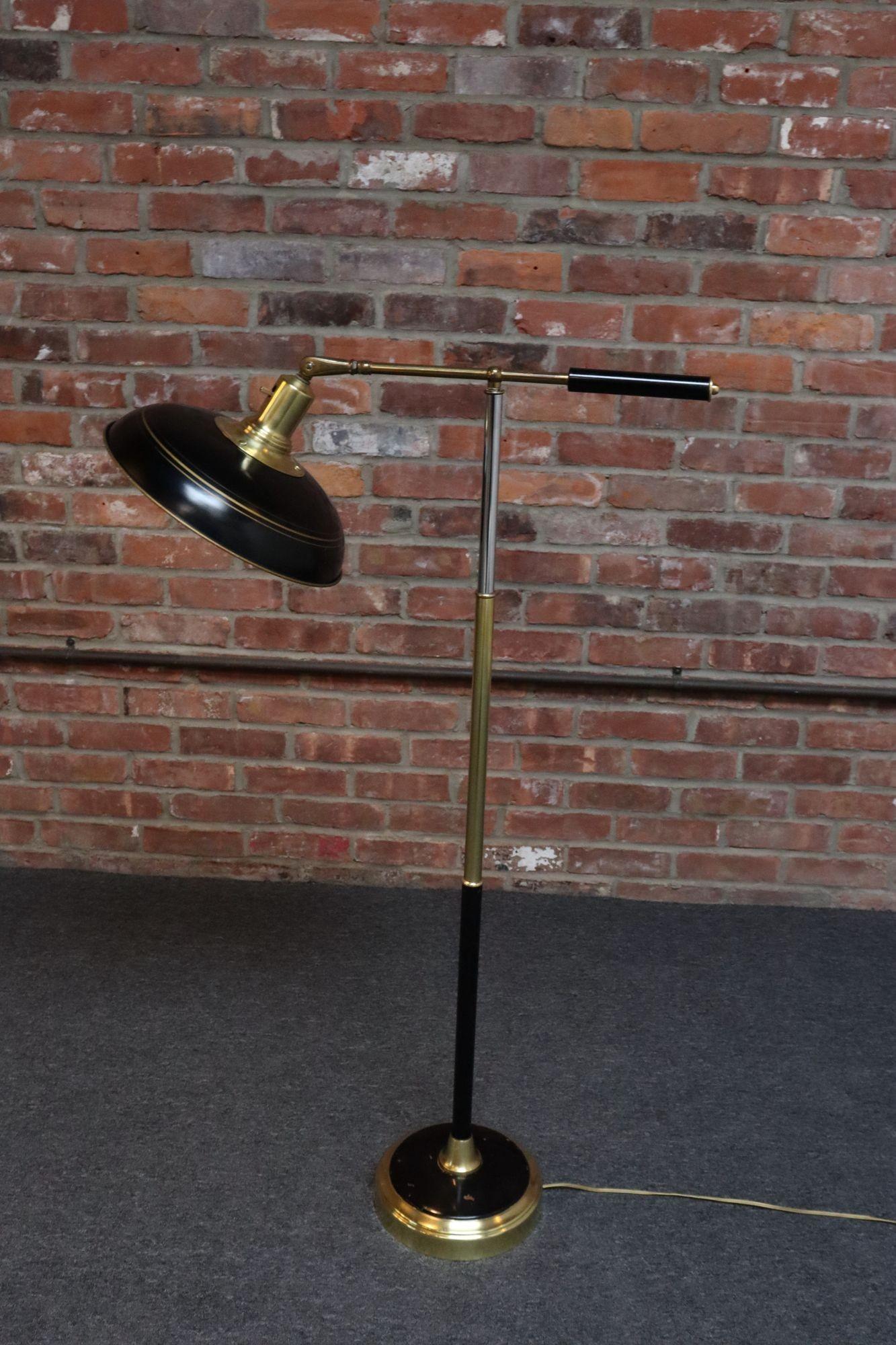 Metà XX secolo Lampada da terra regolabile in ottone, cromo e metallo verniciato vintage con braccio girevole in vendita