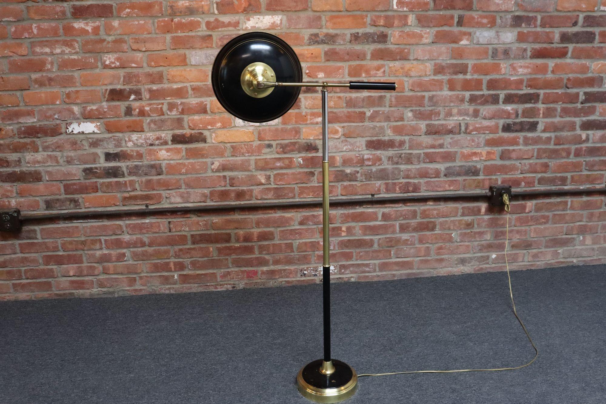 Lampada da terra della metà del XX secolo in ottone, cromo e metallo verniciato (1950 circa, USA).
Completamente regolabile con braccio girevole, stelo regolabile in altezza e paralume completamente articolato.
La vernice oro e nera è originale e