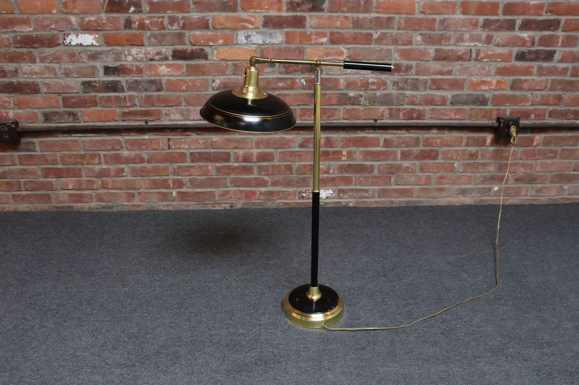 Americano Lampada da terra regolabile in ottone, cromo e metallo verniciato vintage con braccio girevole in vendita
