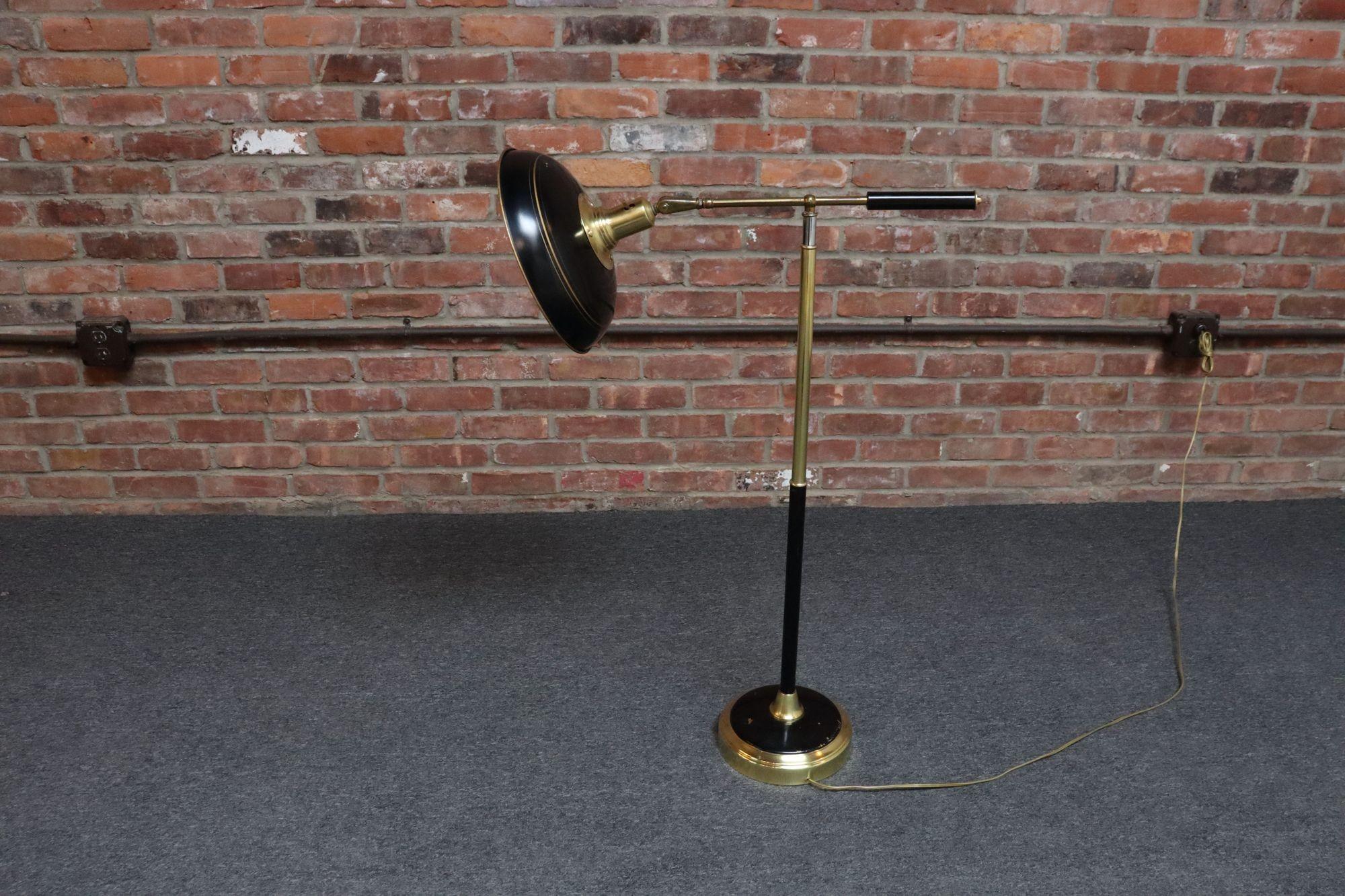 Mid-Century moderno Lampada da terra regolabile in ottone, cromo e metallo verniciato vintage con braccio girevole in vendita