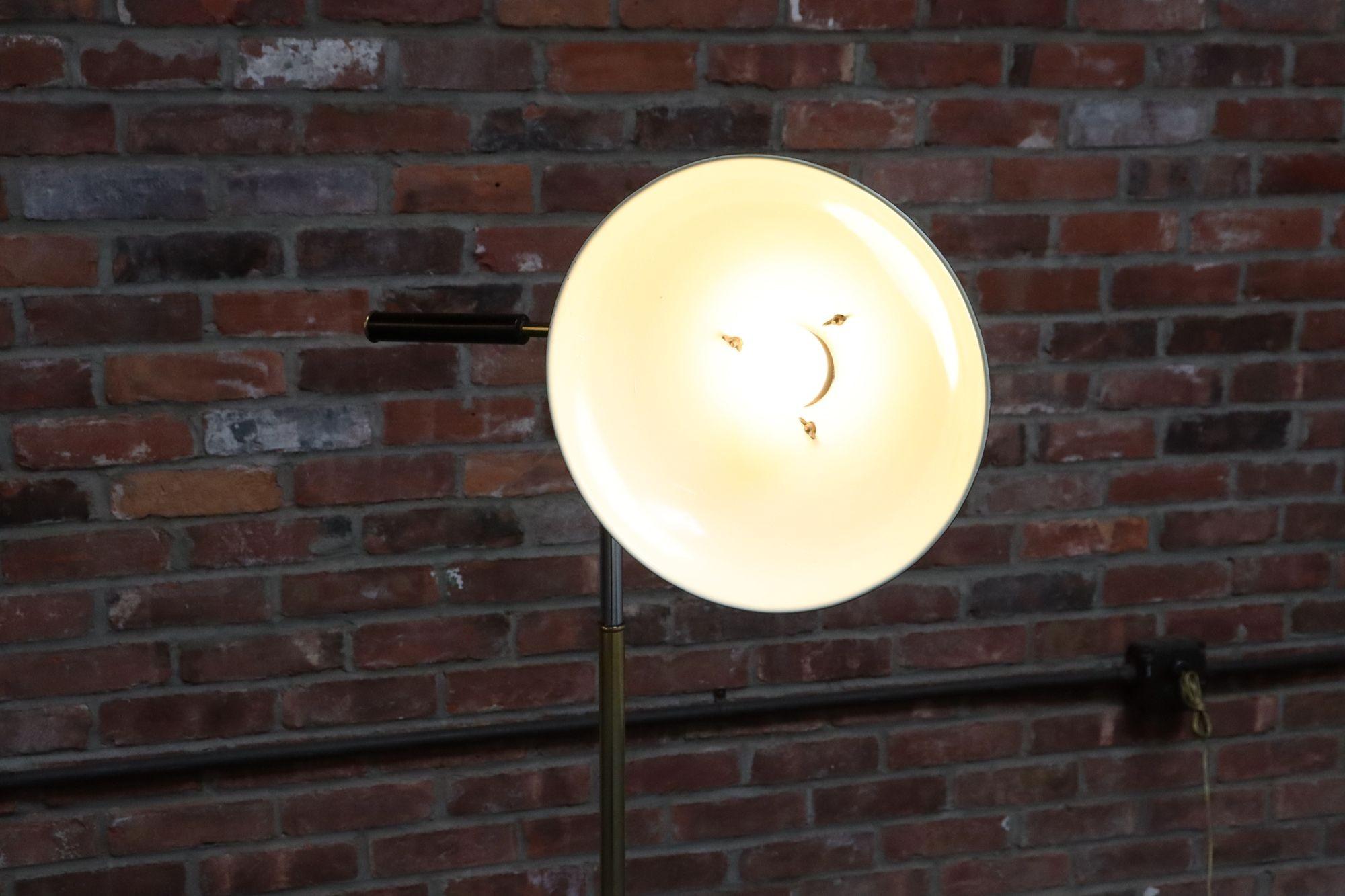 Lampada da terra regolabile in ottone, cromo e metallo verniciato vintage con braccio girevole in vendita 2