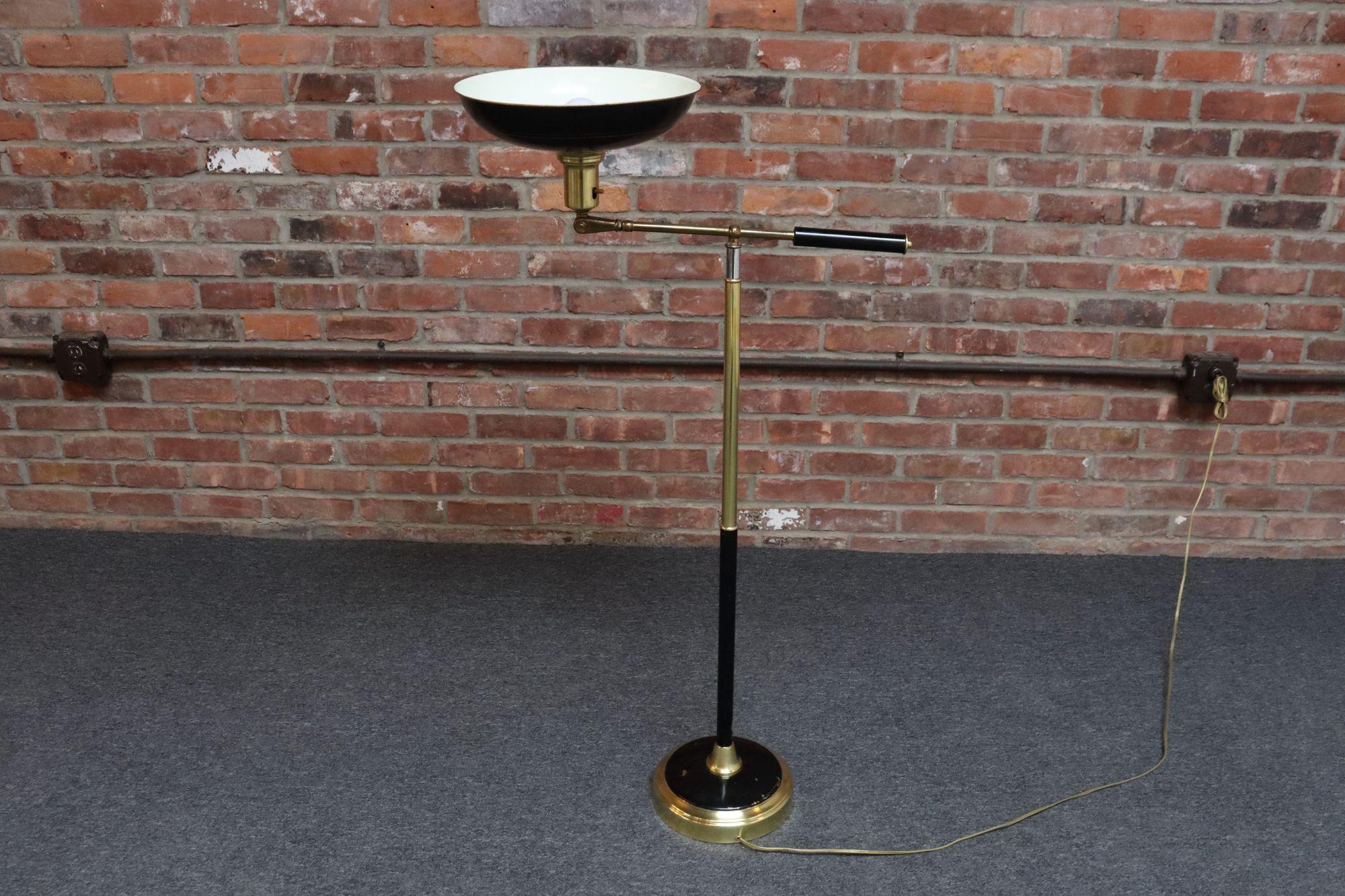 Lampada da terra regolabile in ottone, cromo e metallo verniciato vintage con braccio girevole in vendita 1