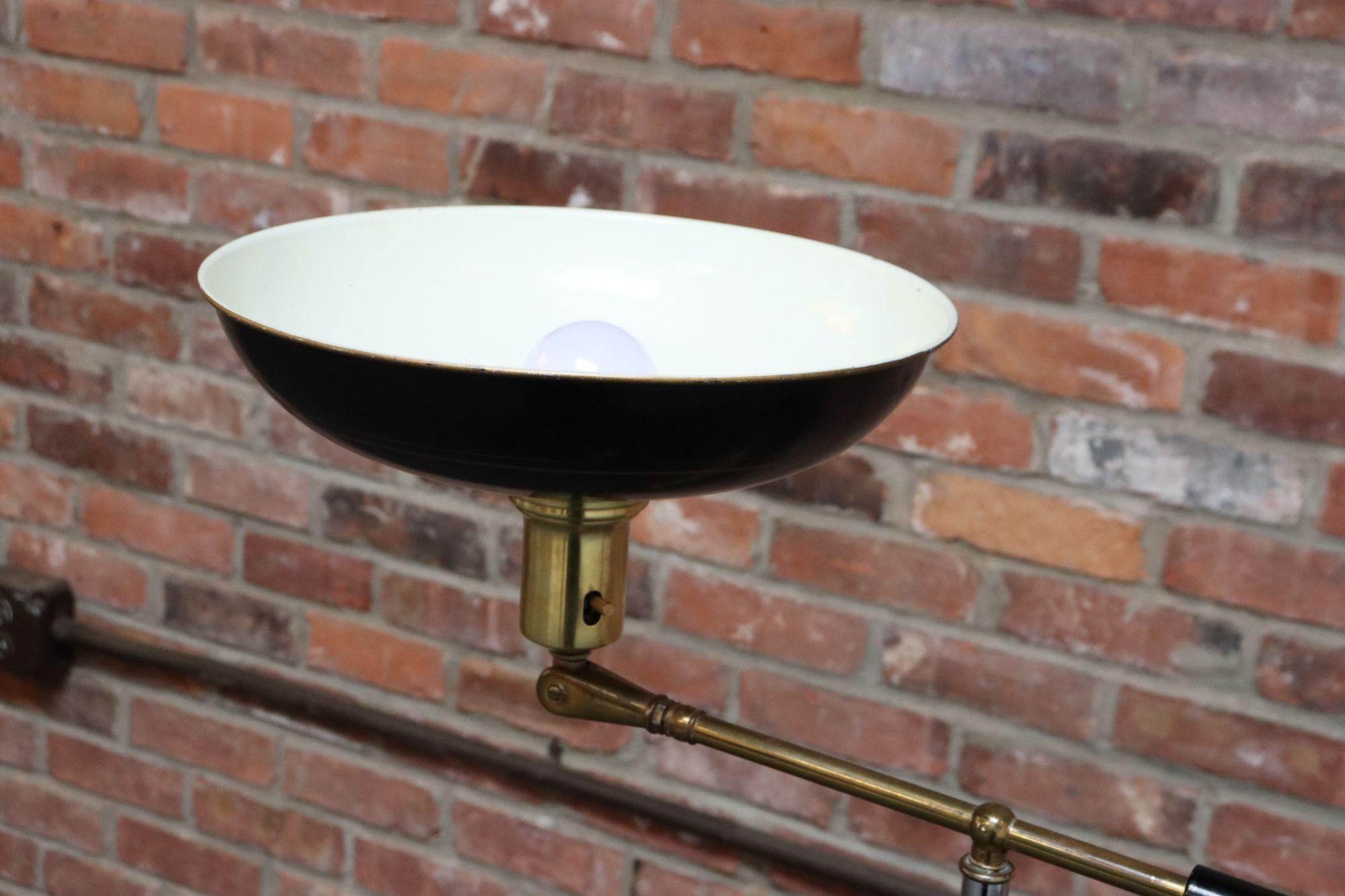 Lampada da terra regolabile in ottone, cromo e metallo verniciato vintage con braccio girevole in vendita 13