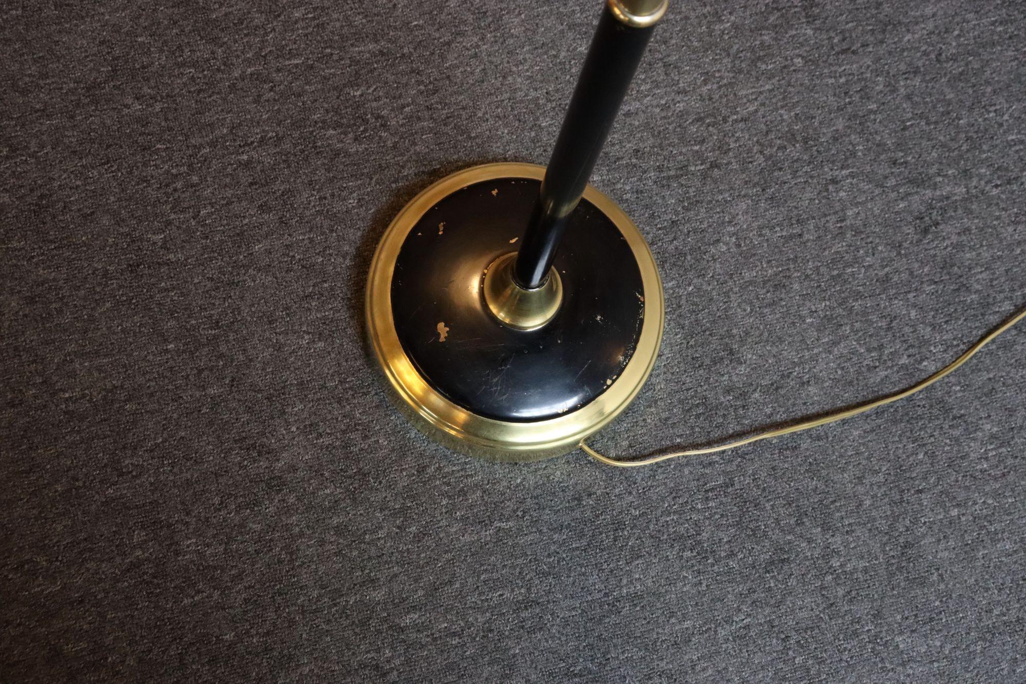Lampada da terra regolabile in ottone, cromo e metallo verniciato vintage con braccio girevole in vendita 11